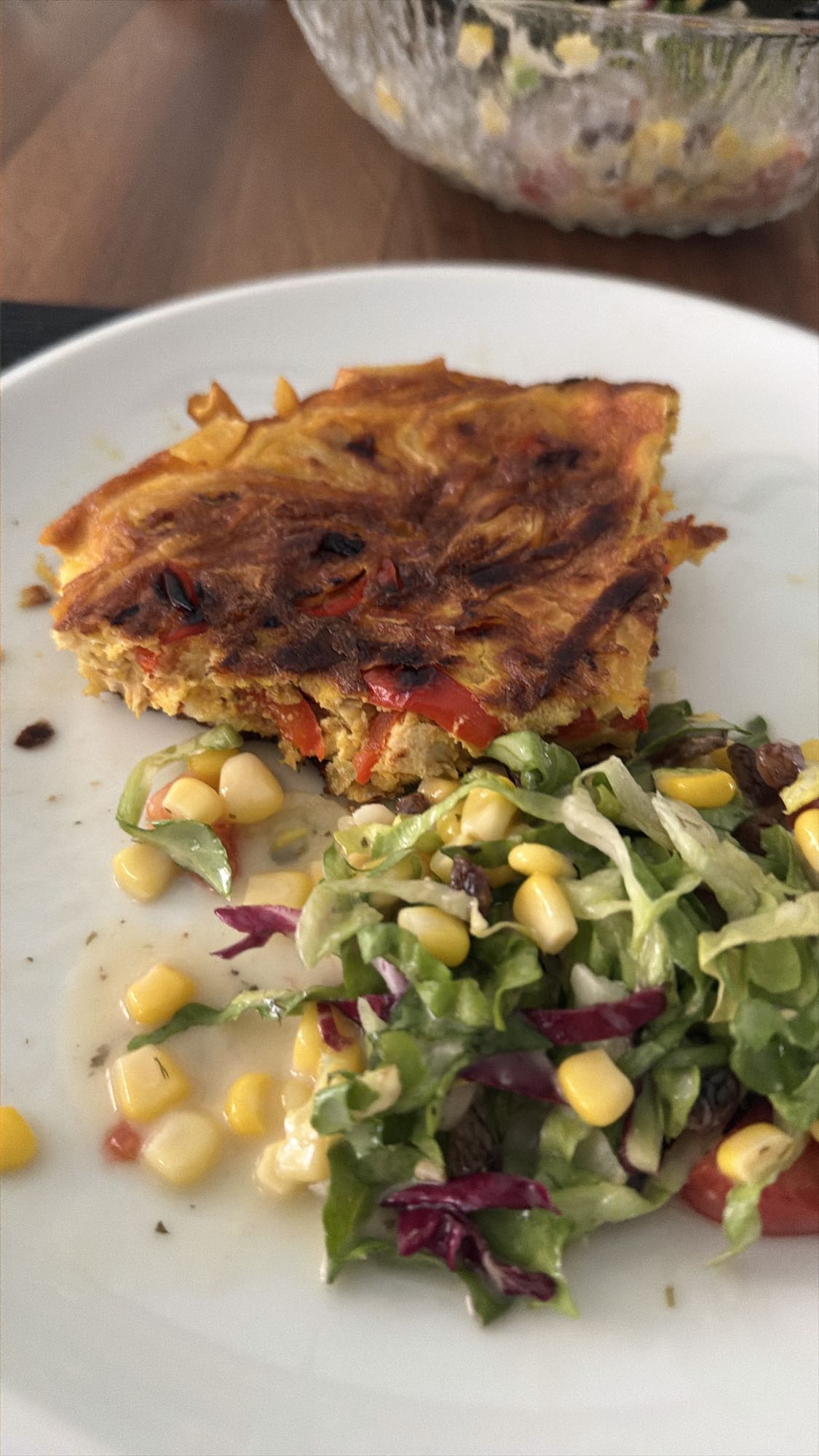 Fırında sebzeli omlet ve salata