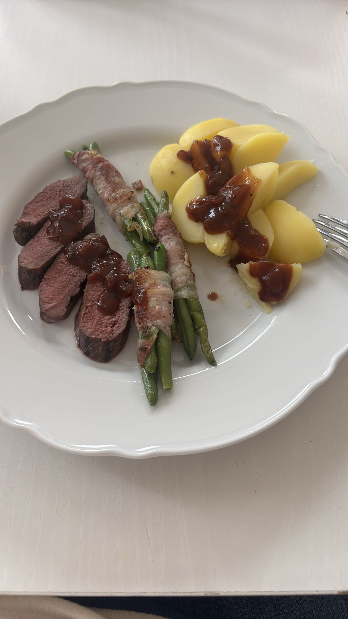 Wildfleisch mit Bohnen und Kartoffeln