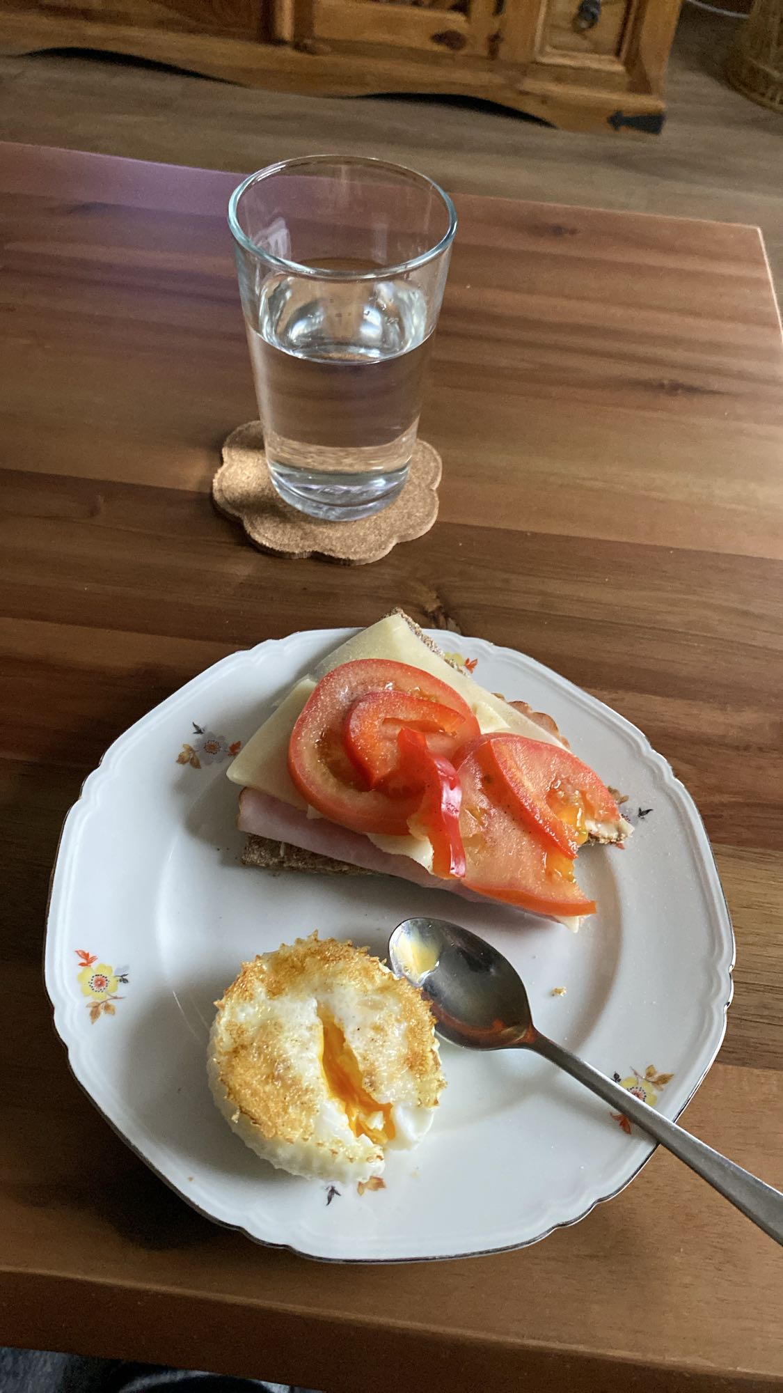 Smörgås med ägg och vatten
