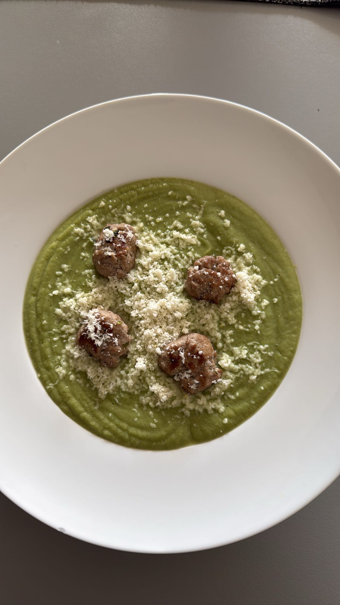 Supă cremă verde cu chifteluțe