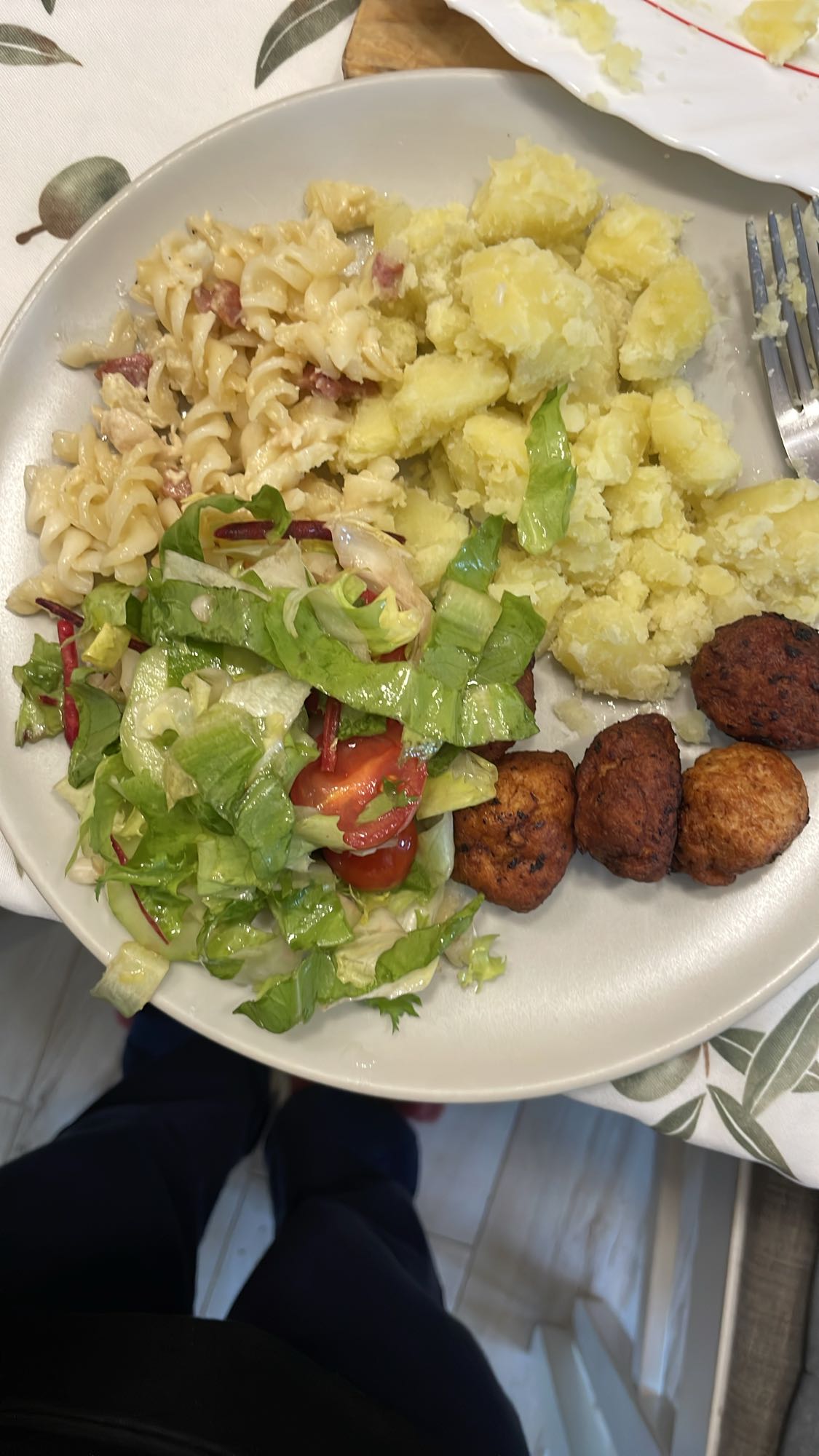 Paste, cartofi și chiftele