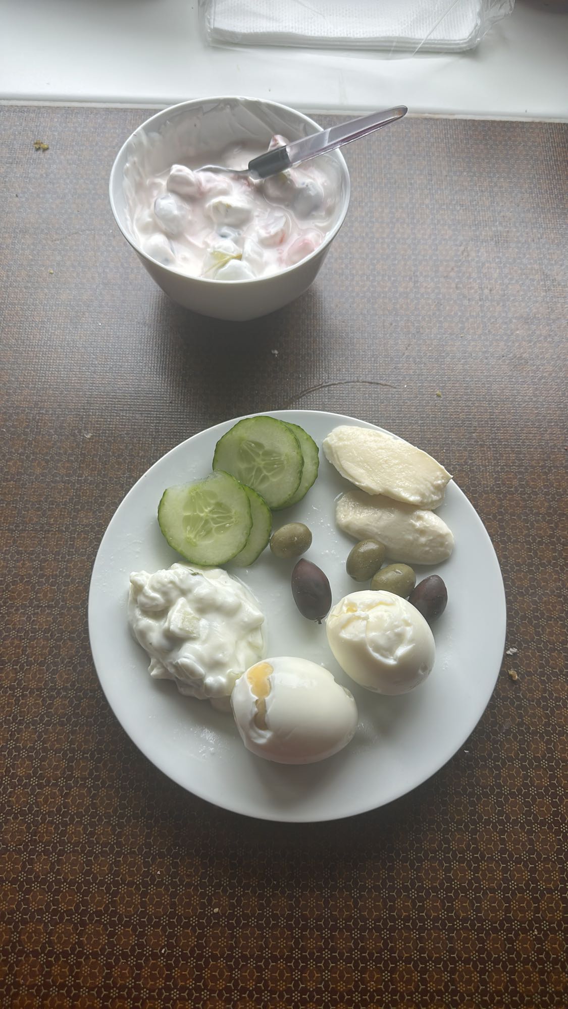 Kahvaltı tabağı ve yoğurtlu meyve