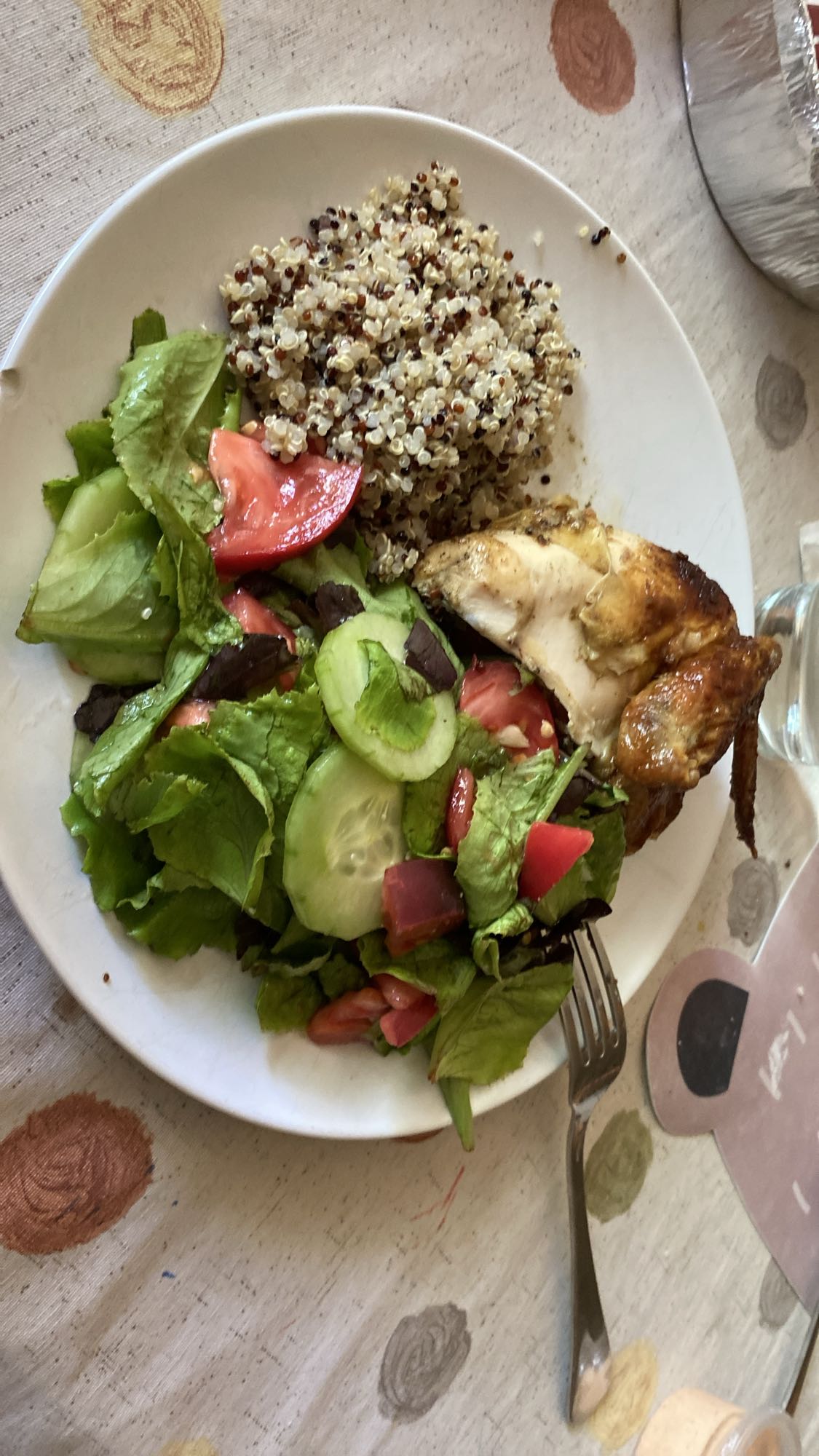 Pechuga de pollo con quinoa y ensalada