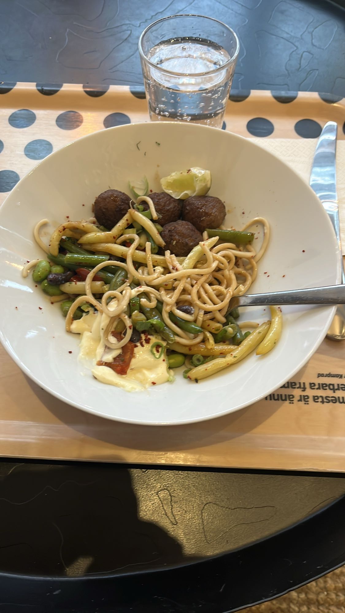 Nudlar med grönsaker & bollar