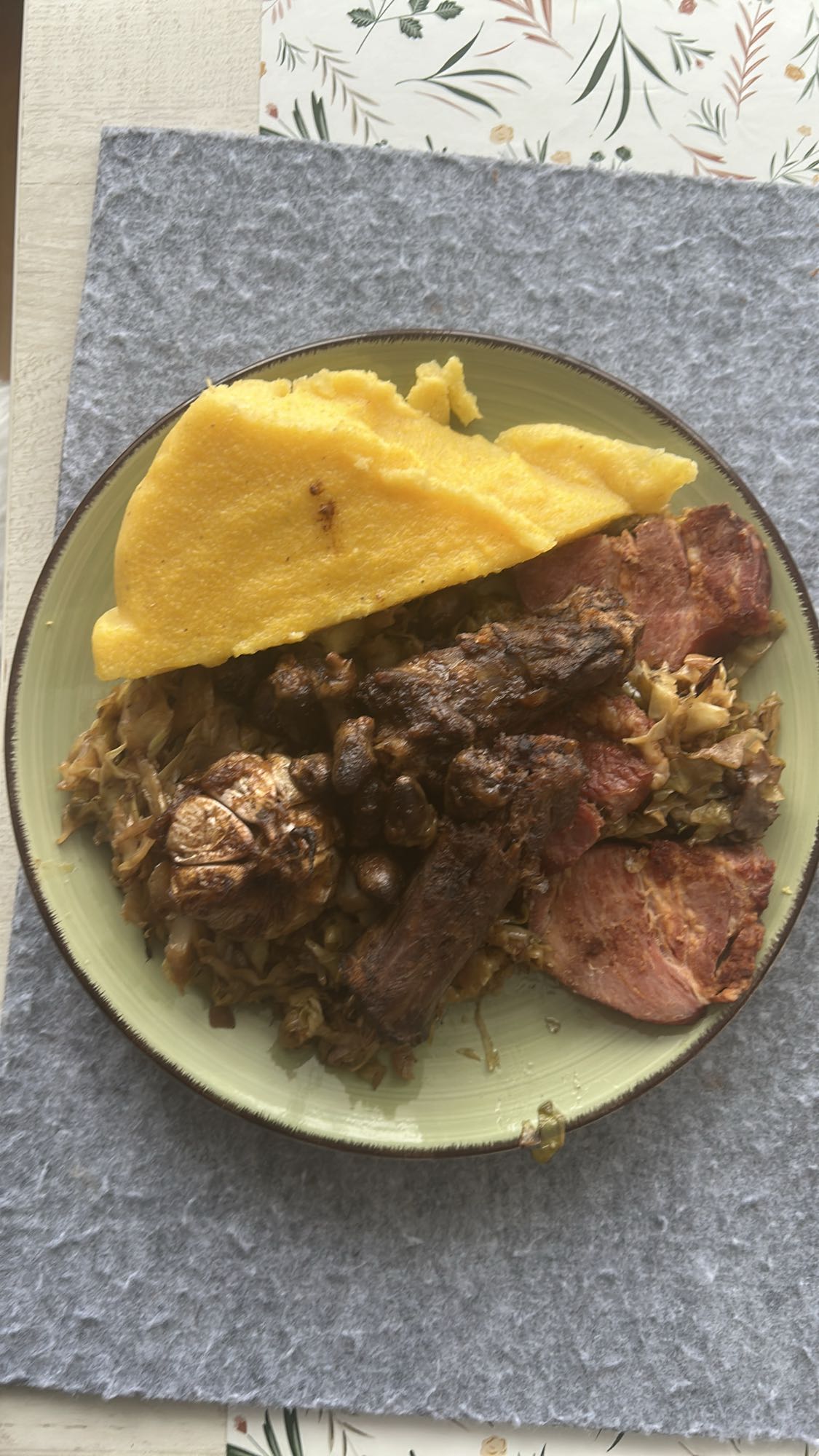 Polenta con carne y col