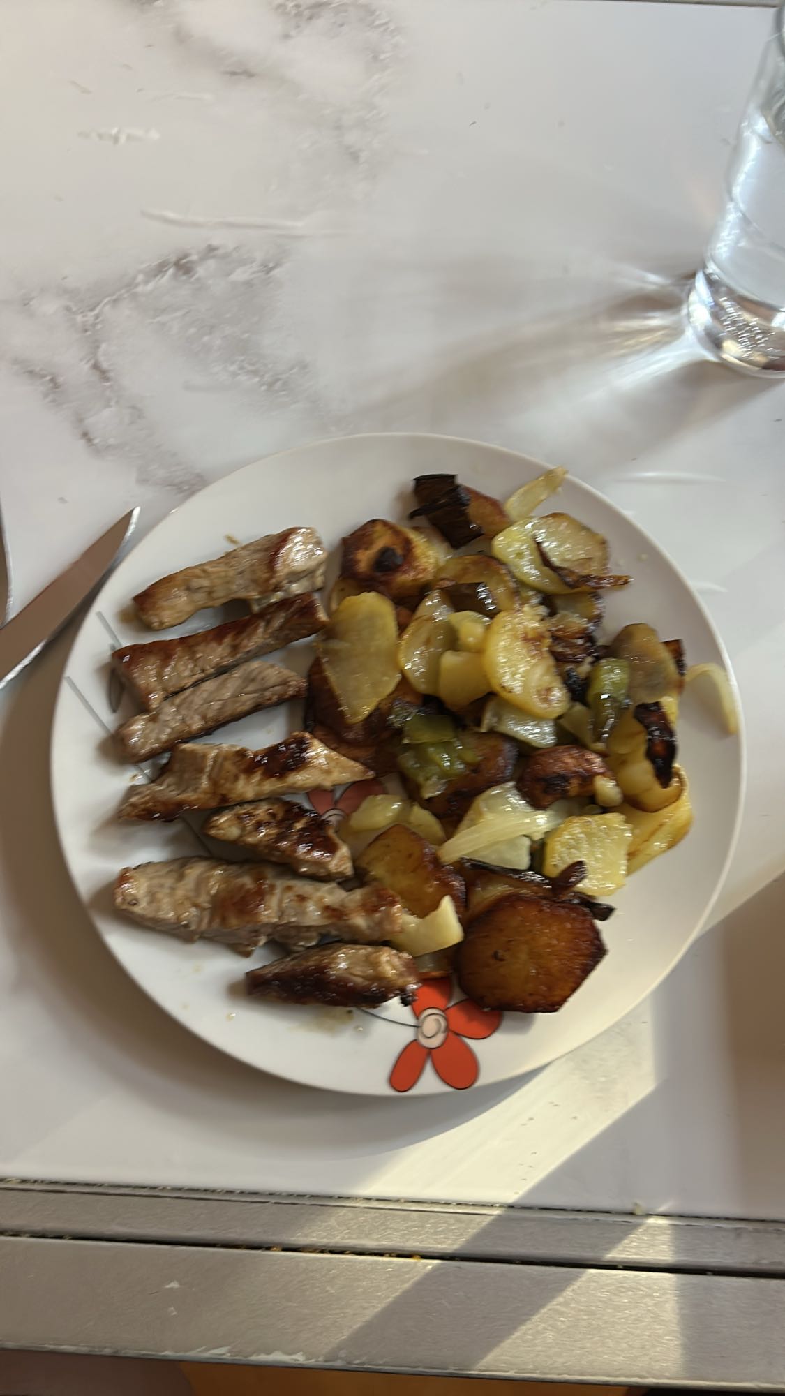 Cerdo con patatas y verduras