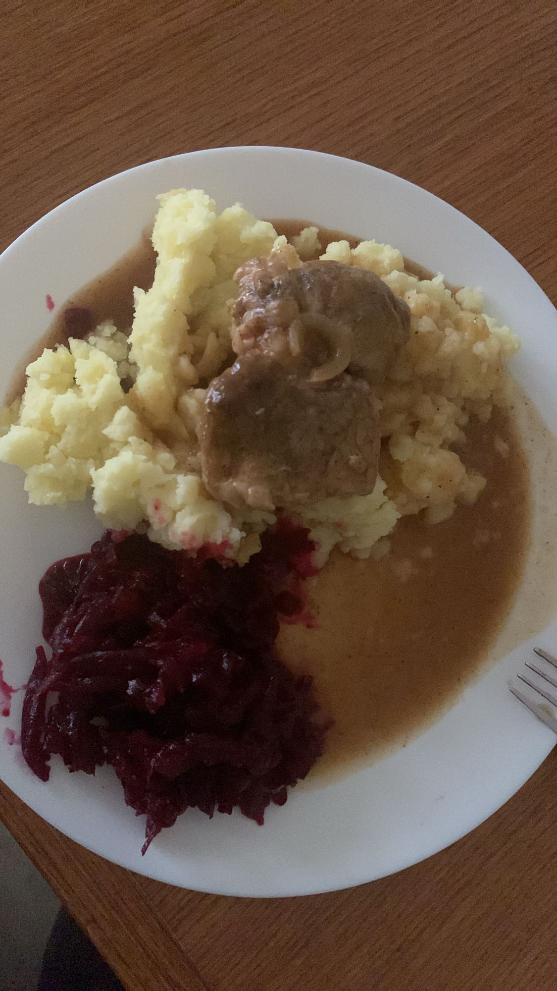 Ziemniaki z mięsem i buraczkami