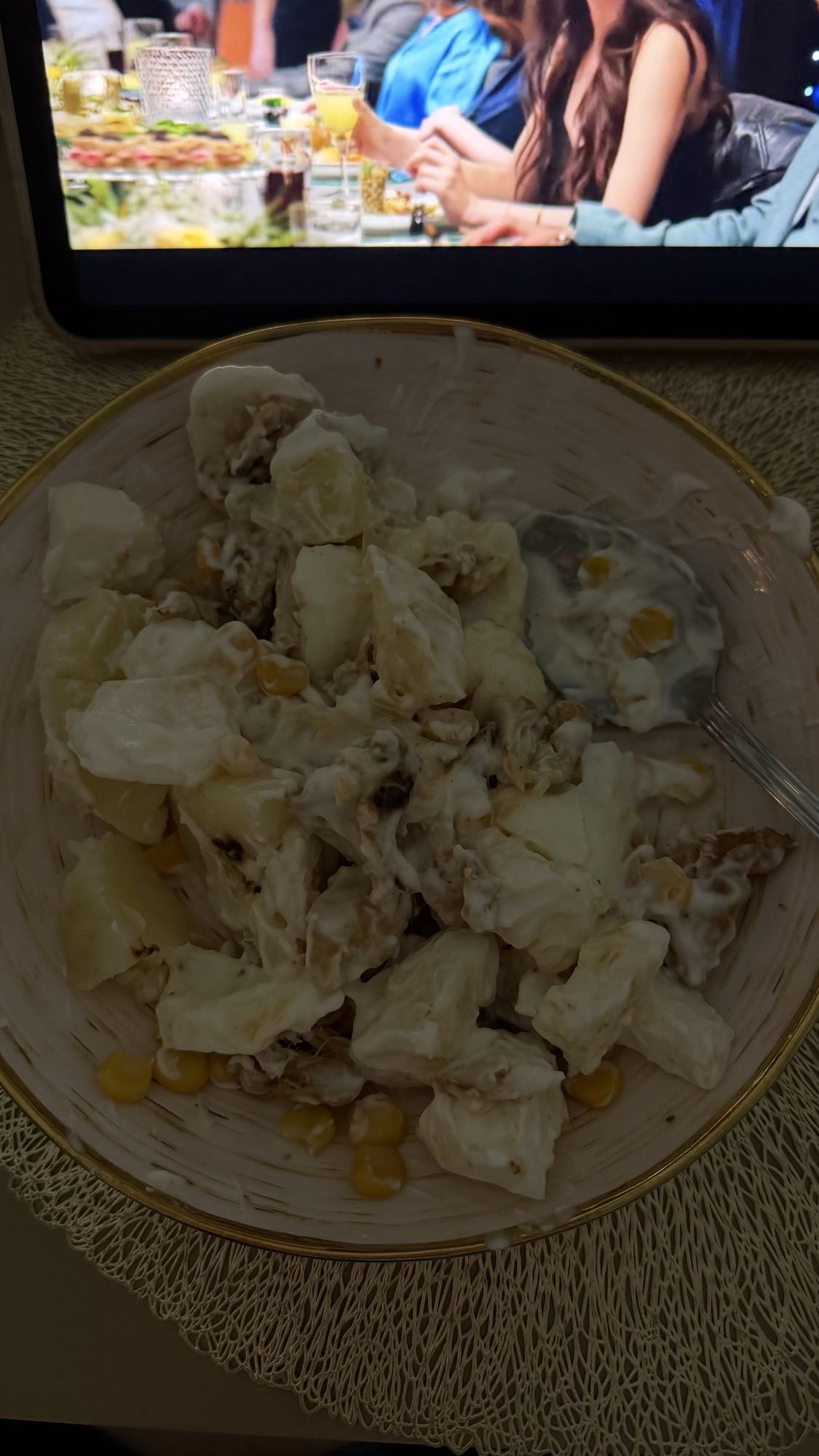 салат с картофелем, курицей и йогуртом