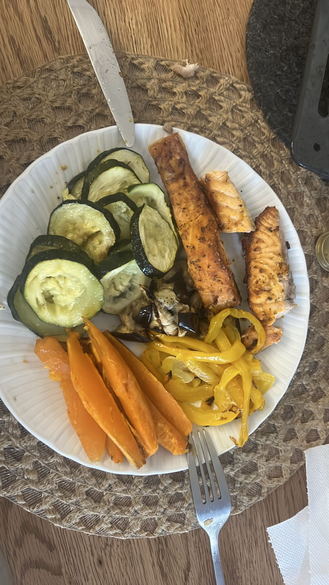 Izgara somon ve sebzeler