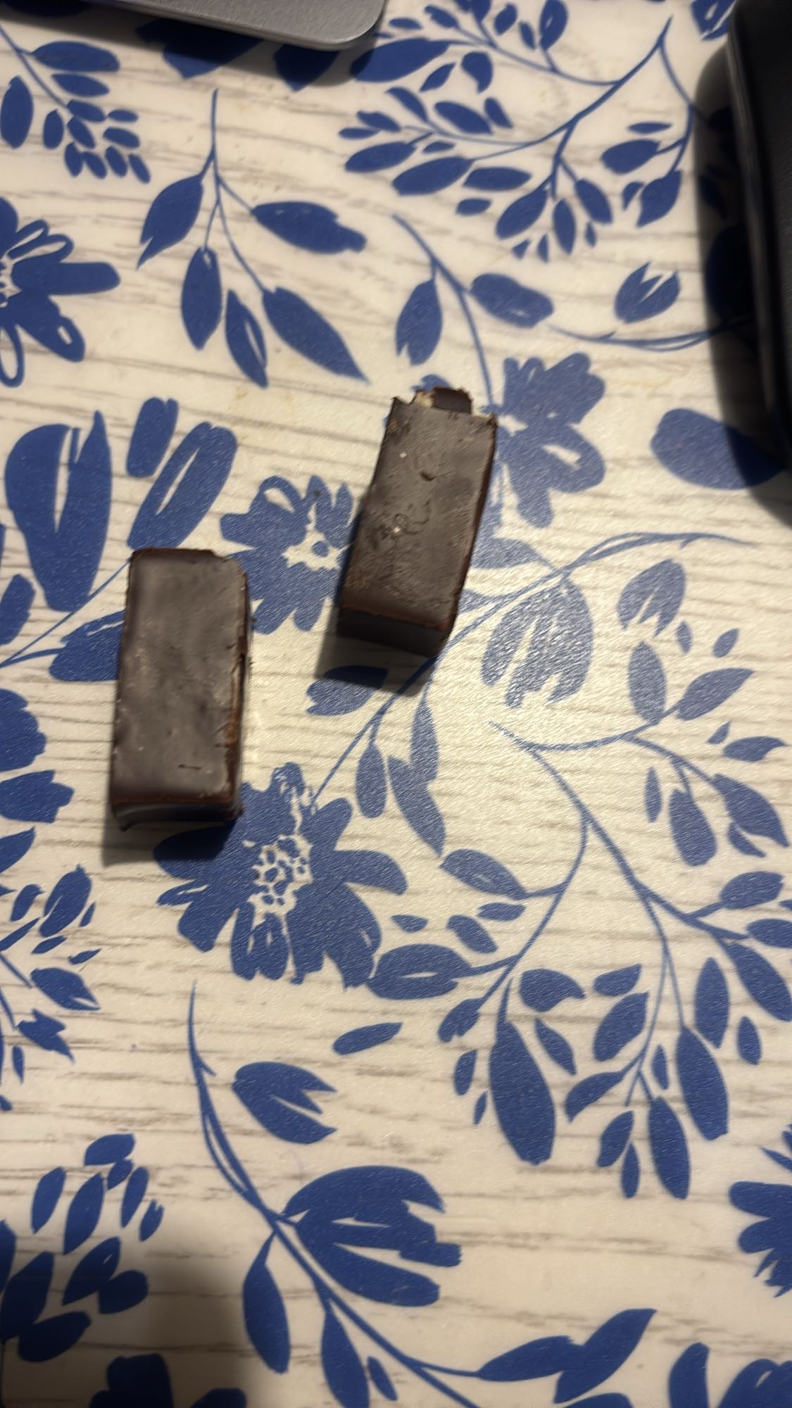 kawałki batonika czekoladowego