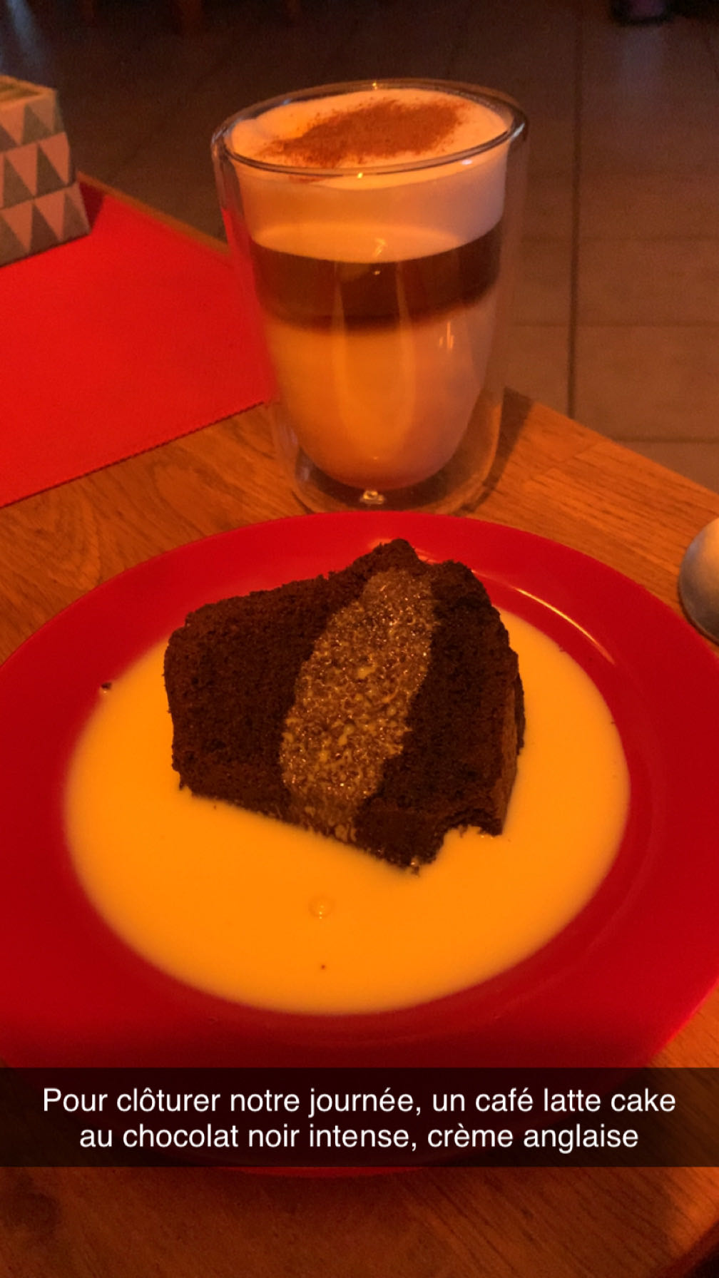 Cake chocolat, crème anglaise, café latte