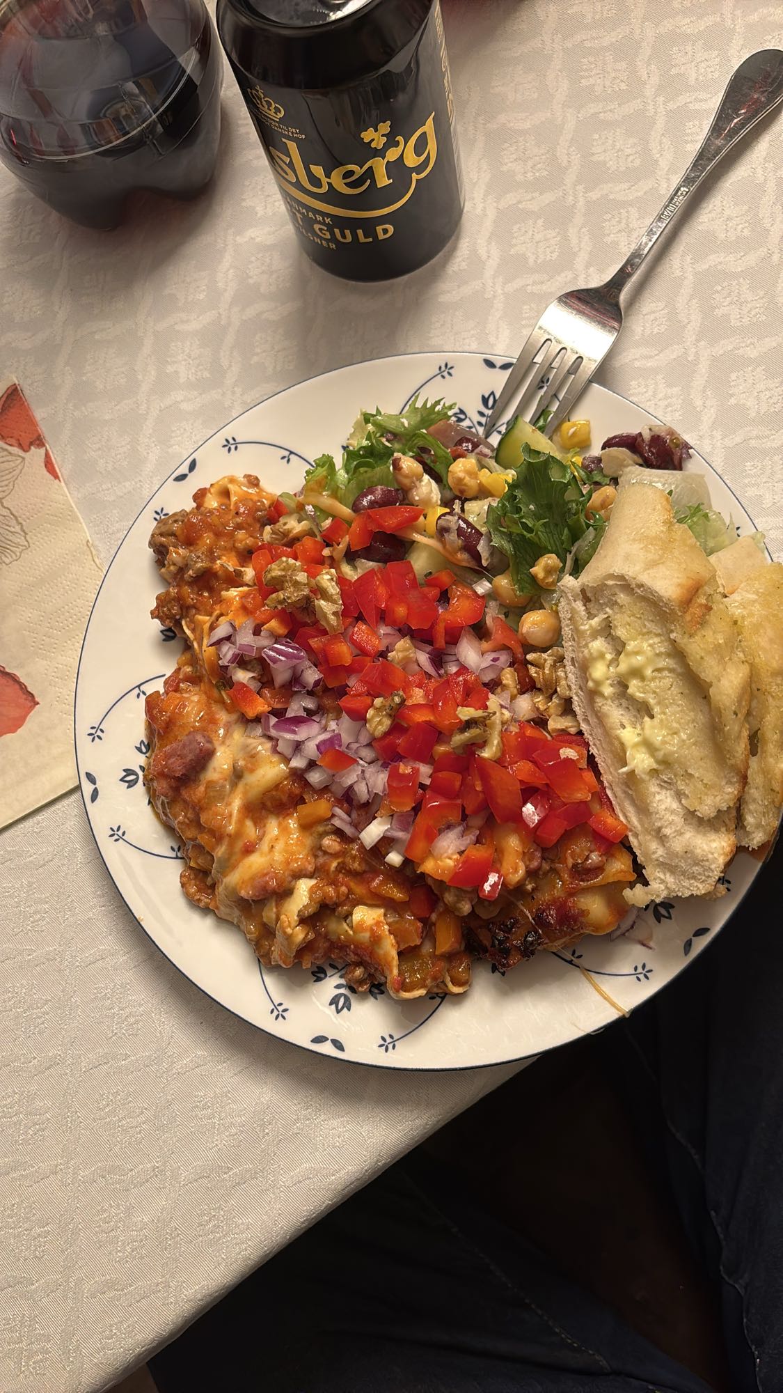 Lasagne med salat og brød