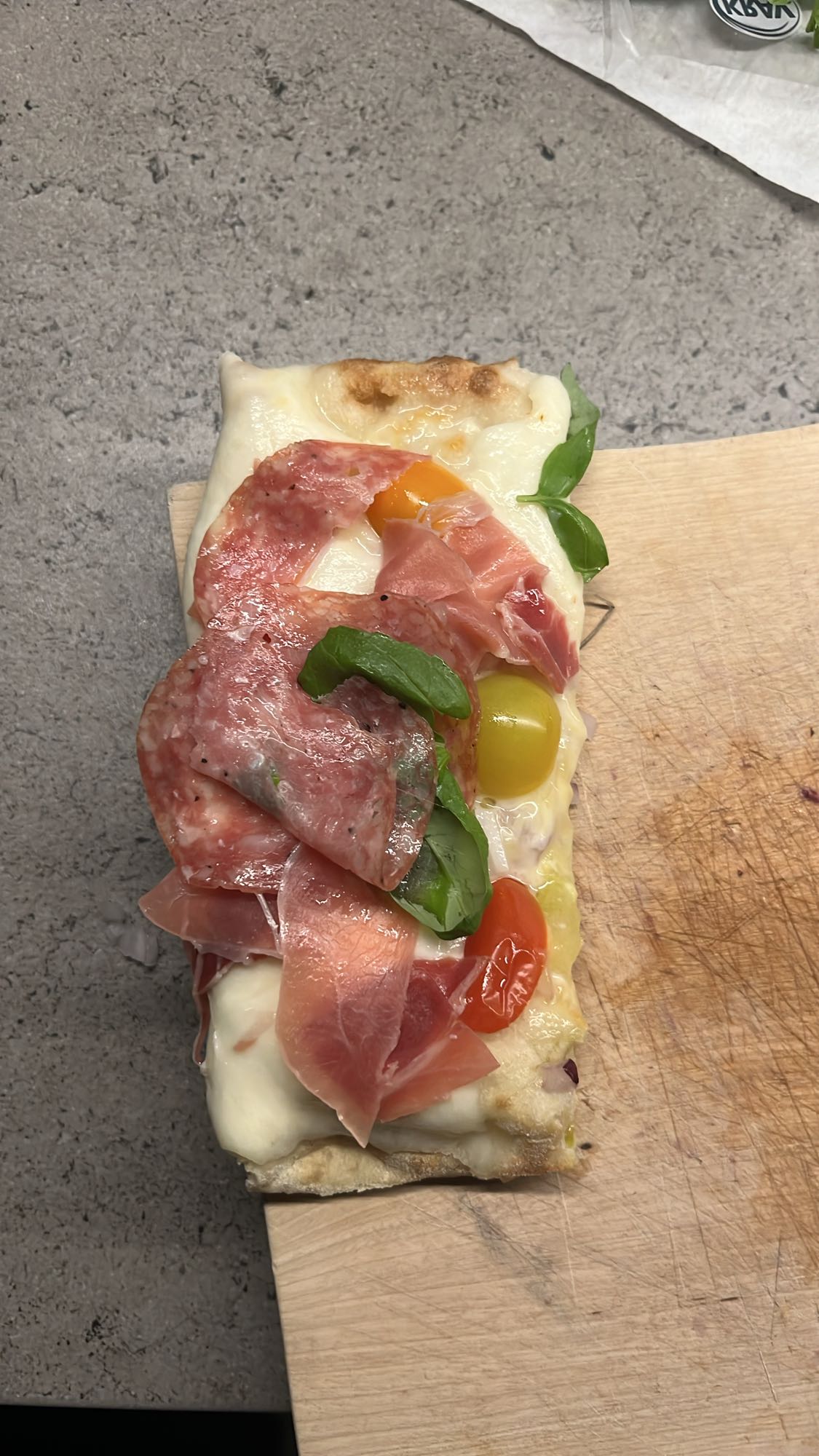 Charkpizza med grönsaker