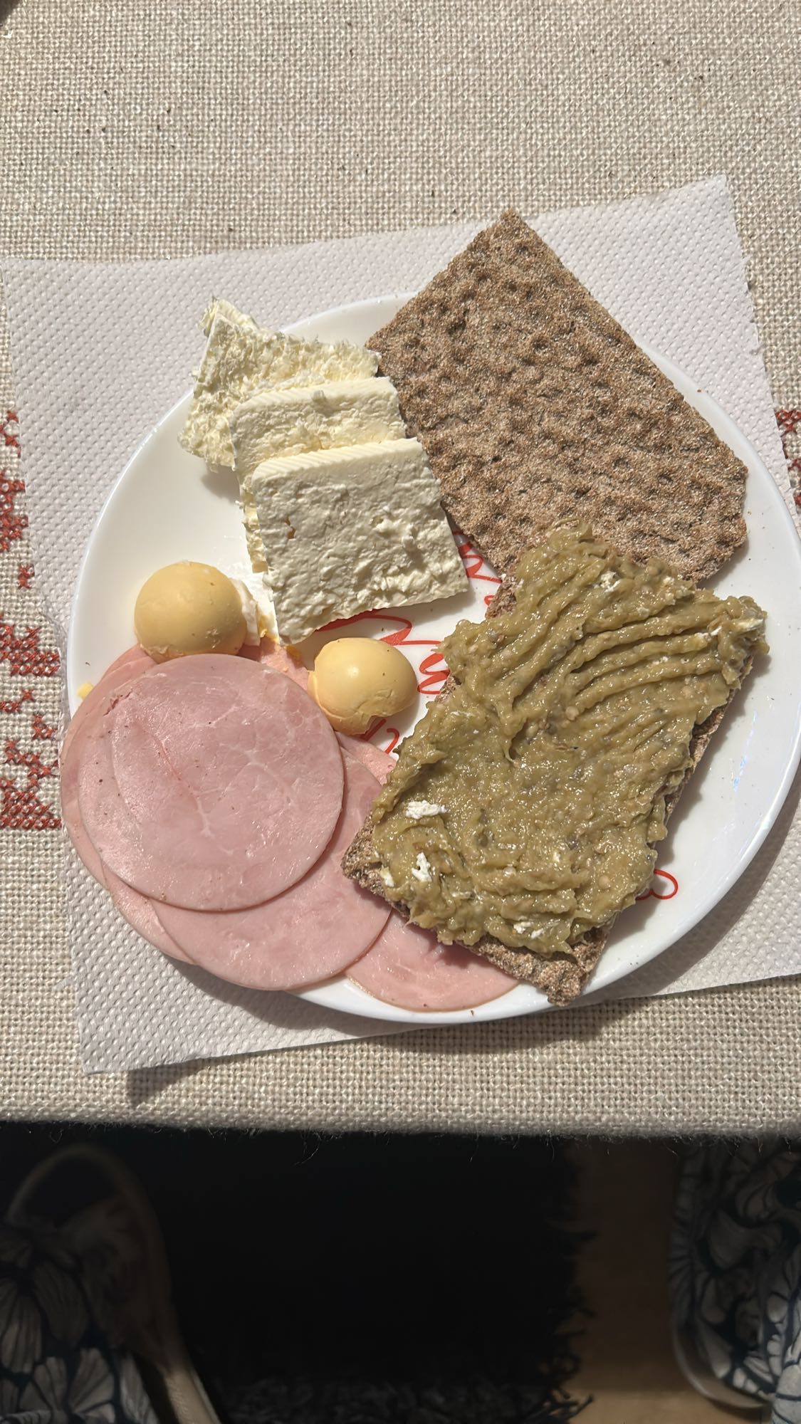 Mic dejun cu brânză și șuncă