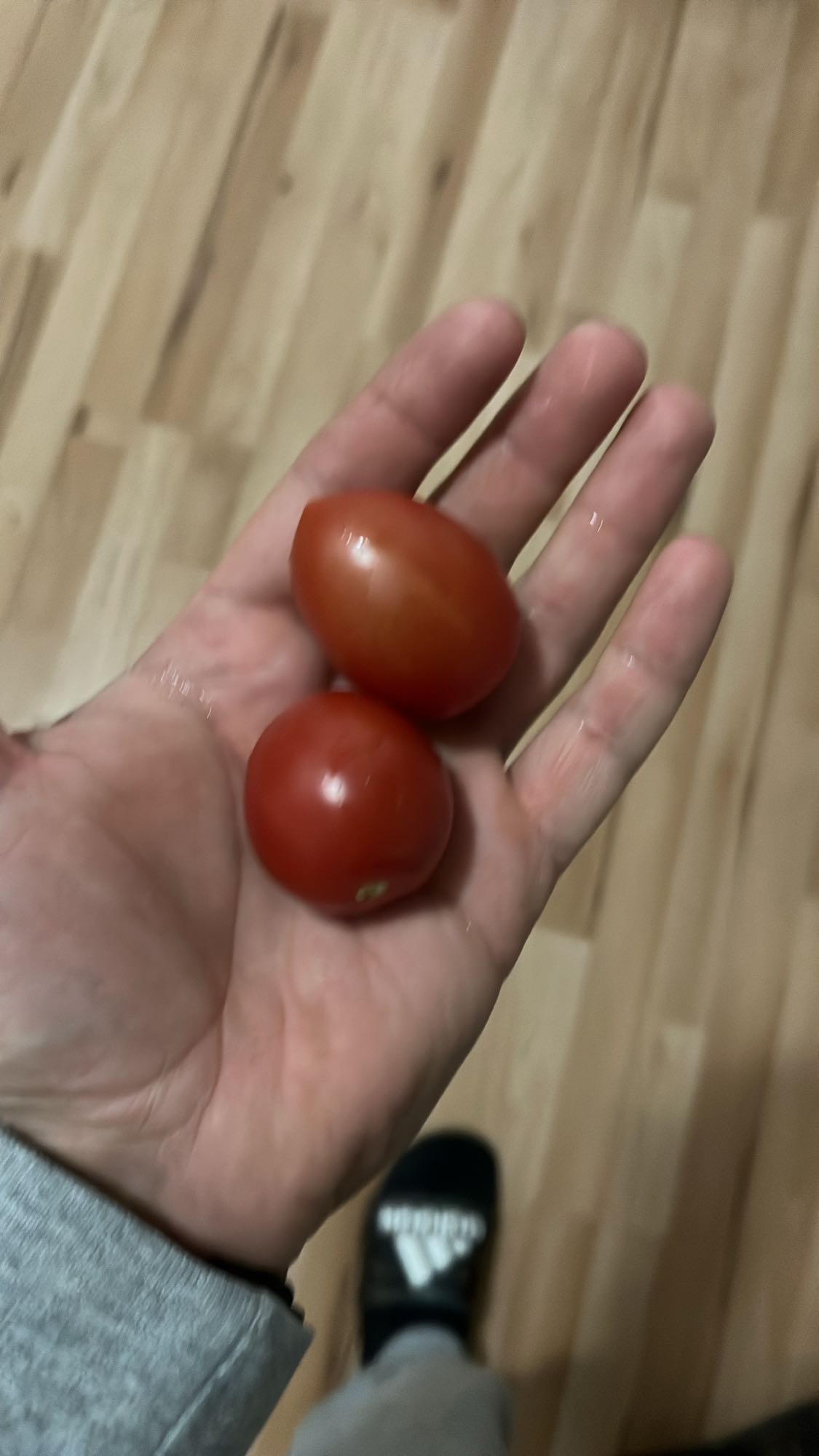 Две чери домати