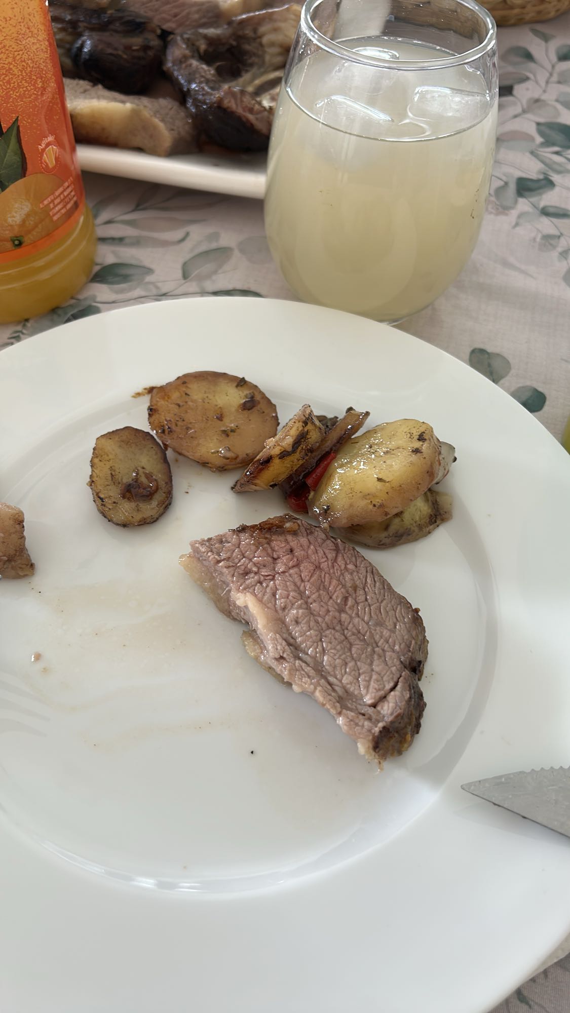 Carne con papas asadas