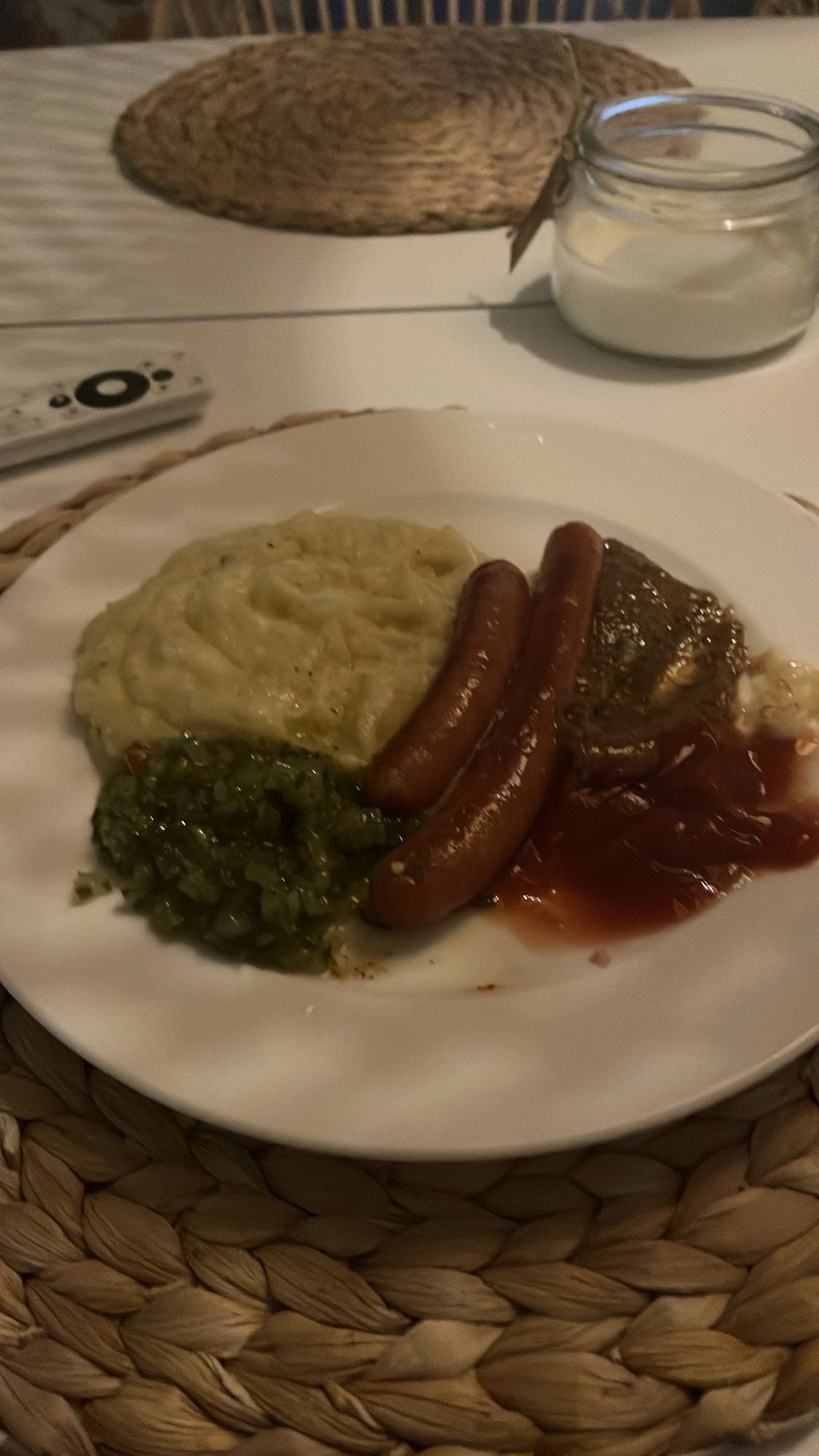 Korv med mos och sås