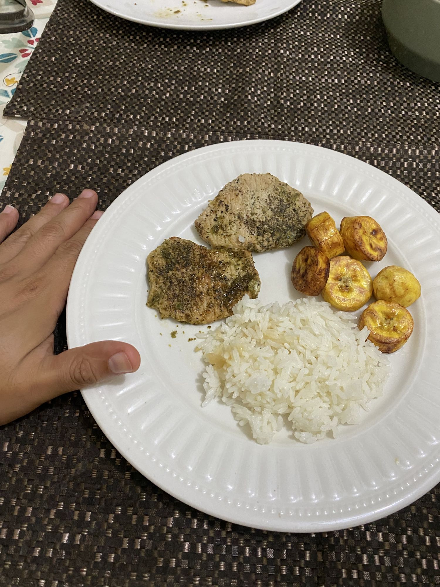 Lomo de cerdo con arroz y plátano en el air Frye