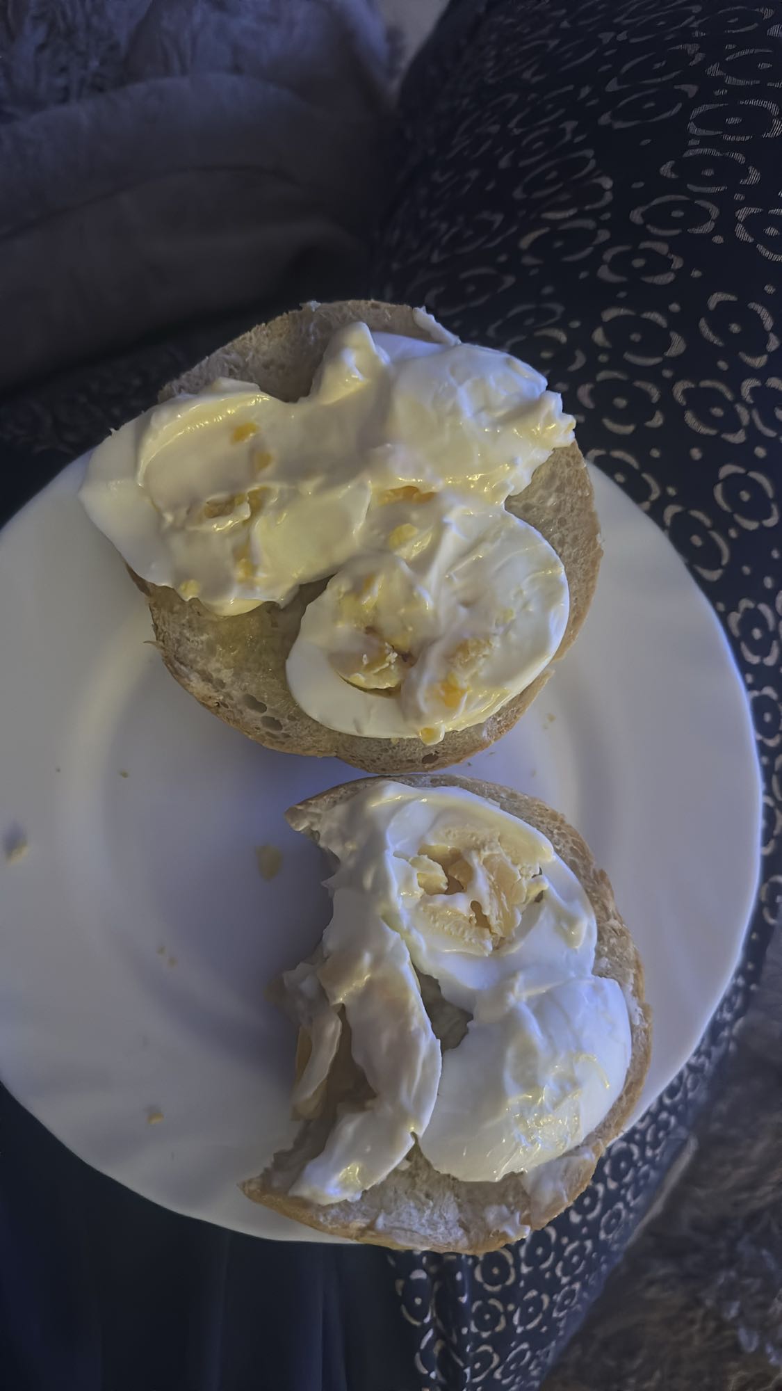 Bułka z bananem i jogurtem