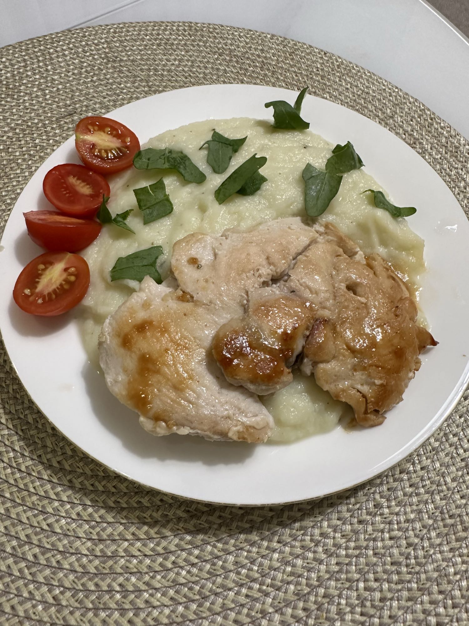 Курица с пюре и томатами