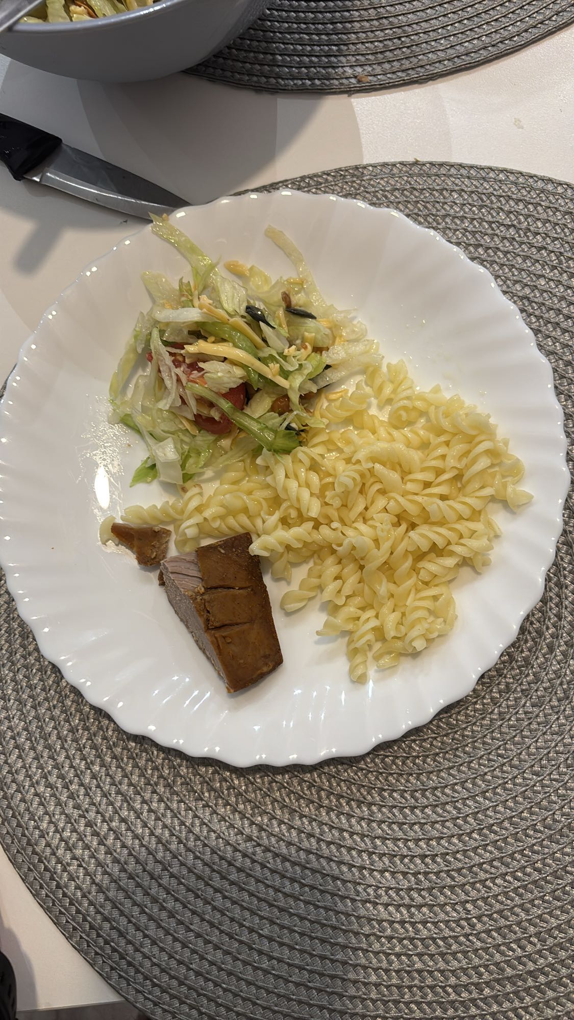 Makaron z sałatką i mięsem