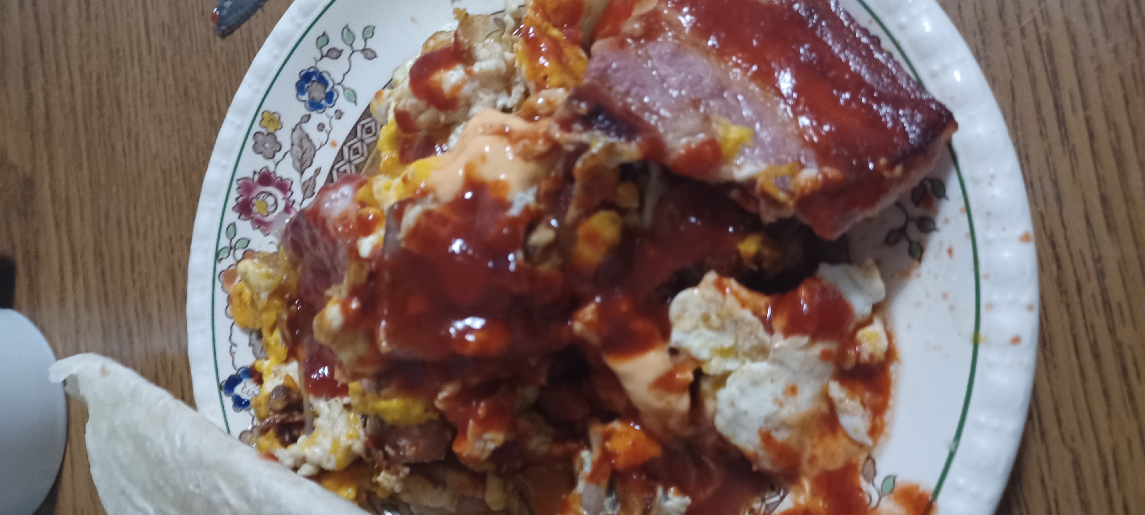 Huevos con tocino y salsa