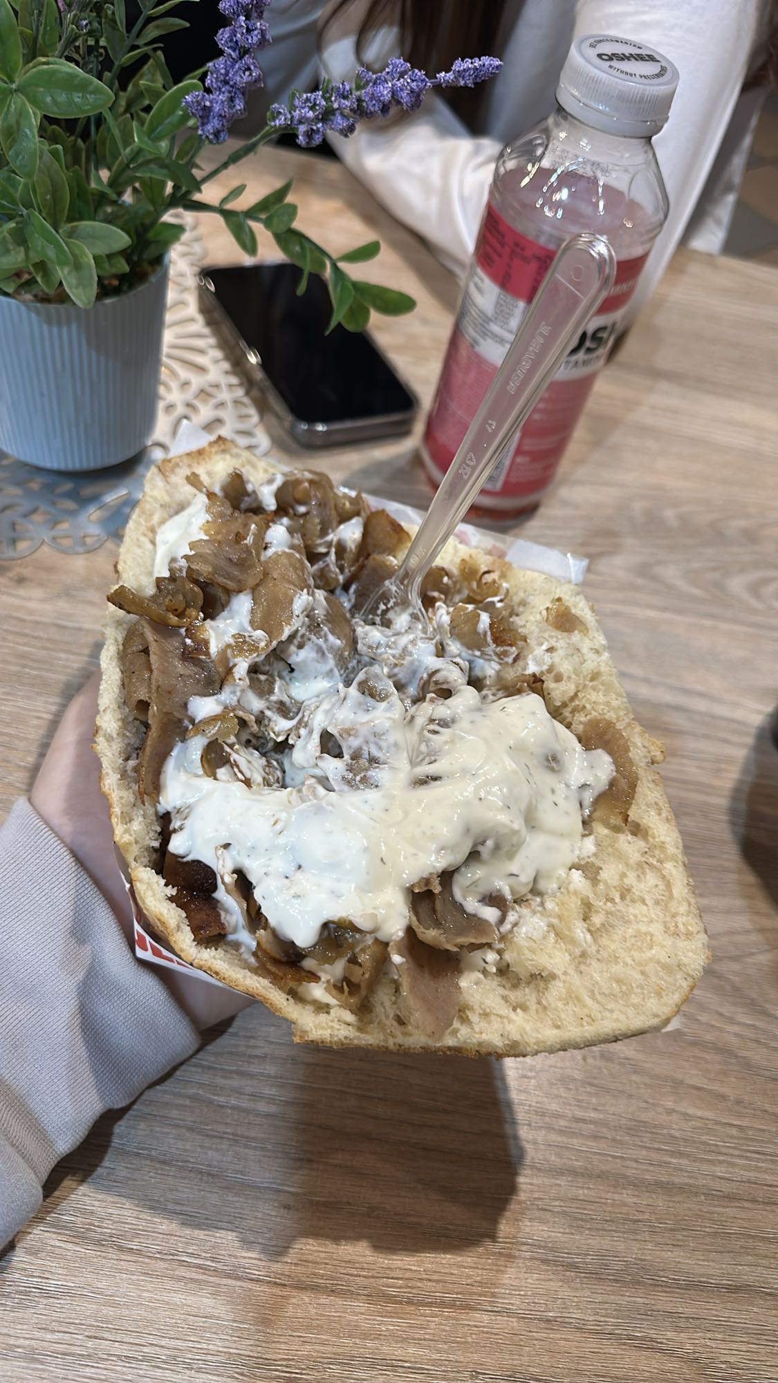 kebab w bułce z sosem