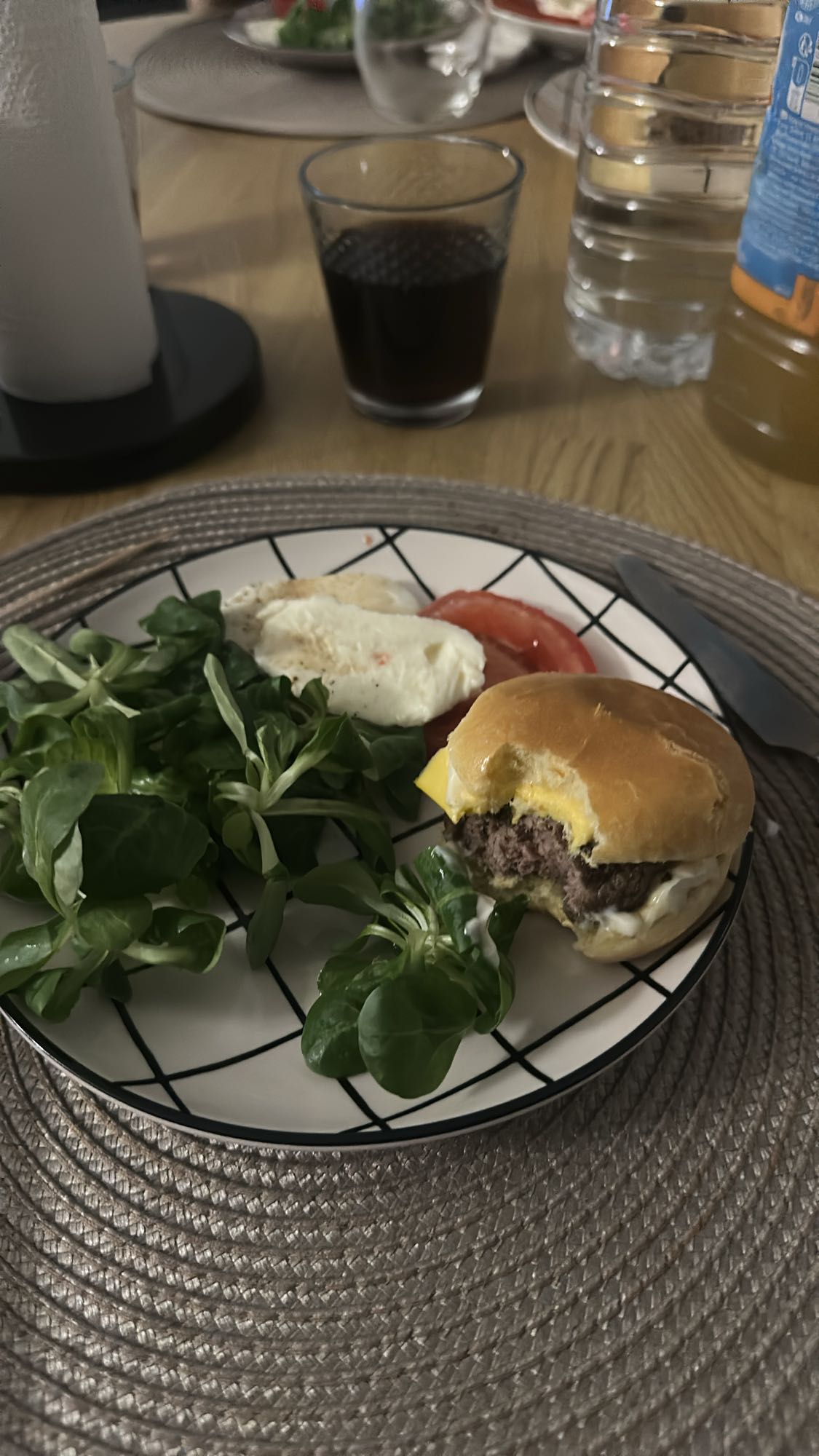 Burger, salade et mozzarella