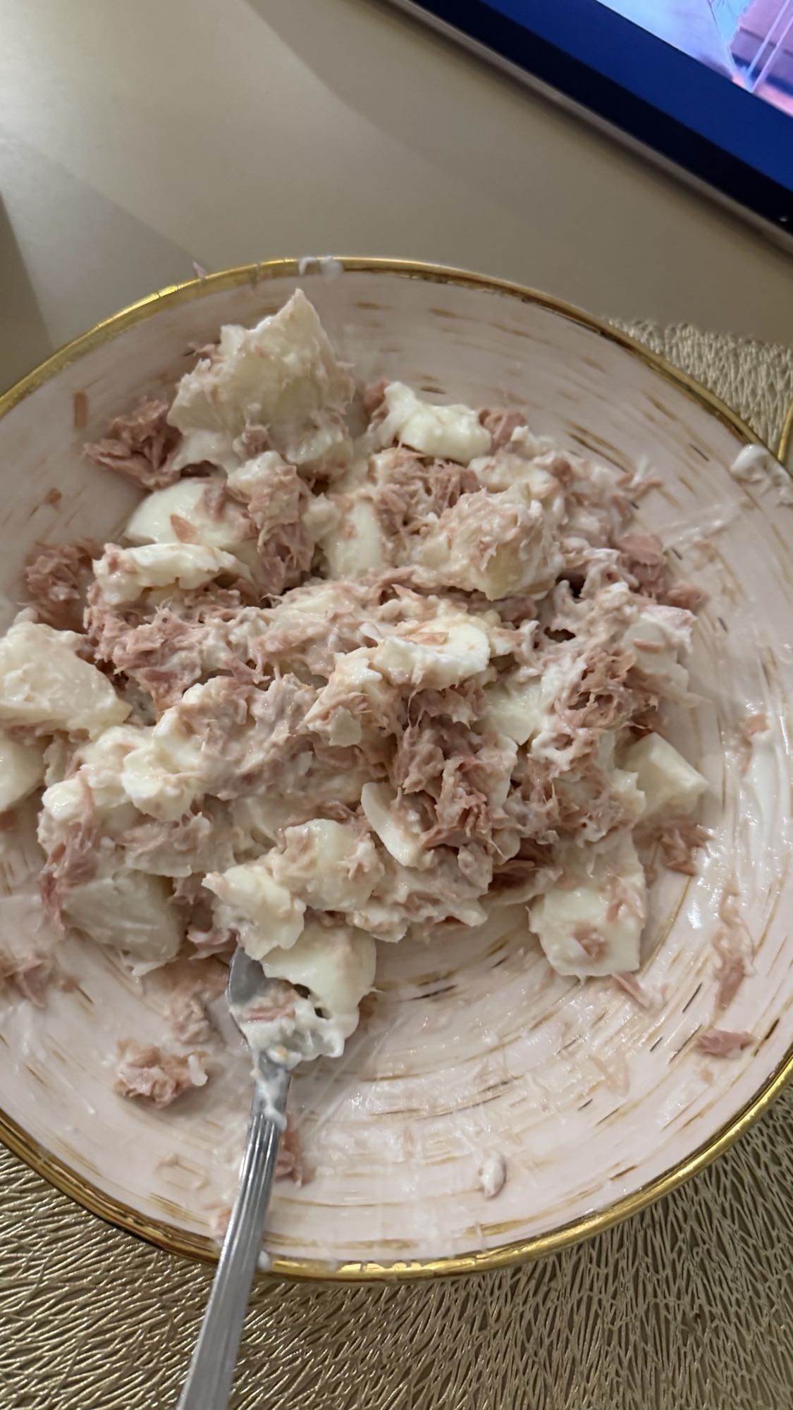 Салат с тунцом, йогуртом и яичными белками