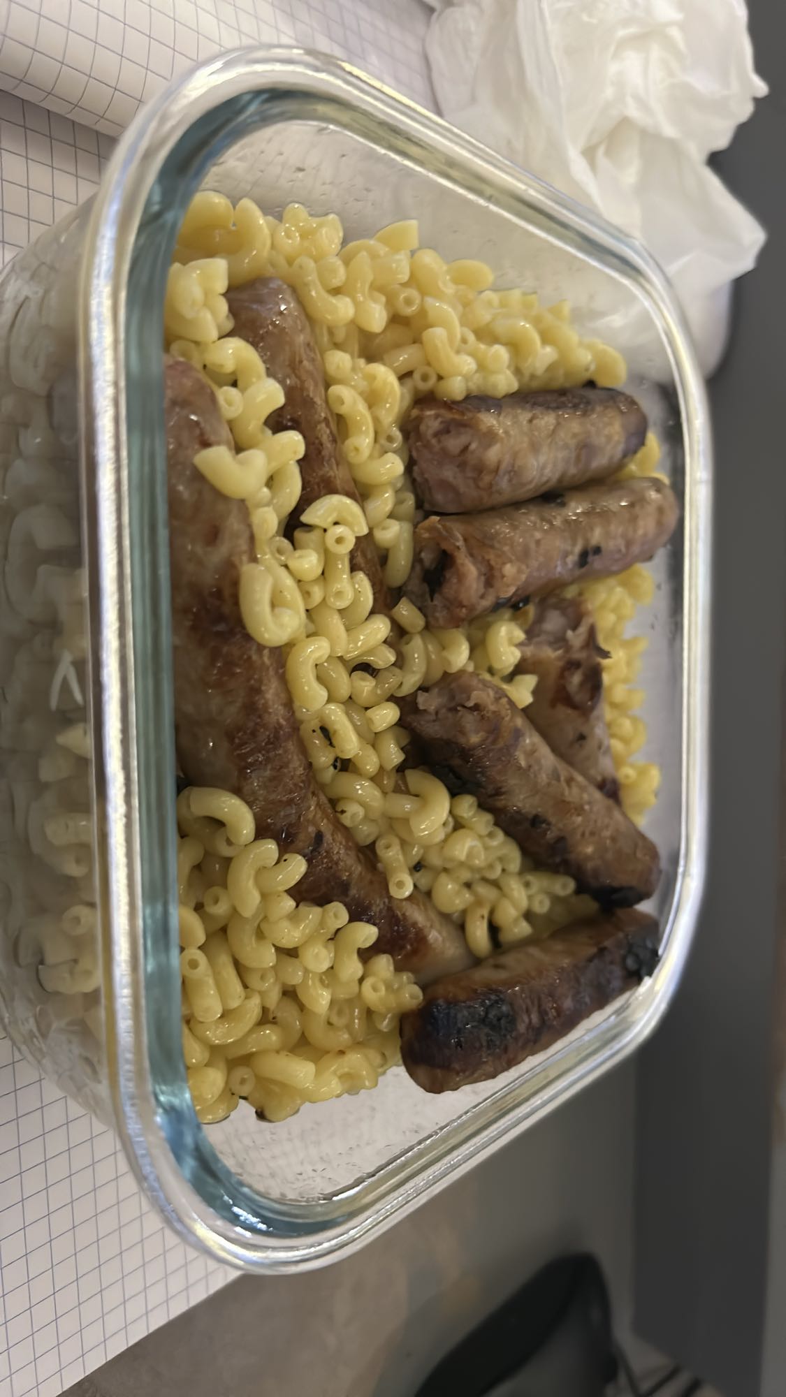 Coquillettes au beurre fromage et chipolatas