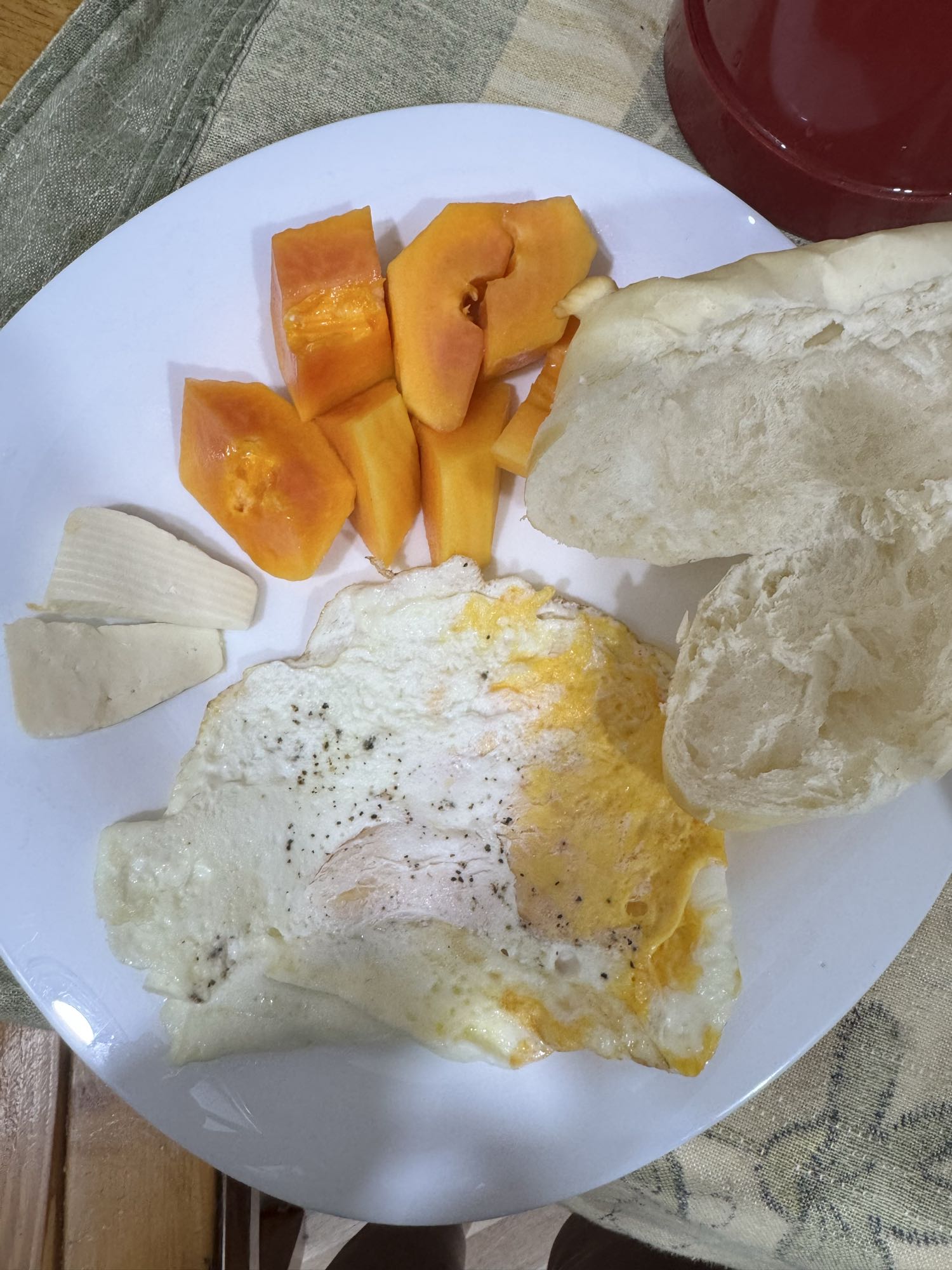 Café com ovo e mamão