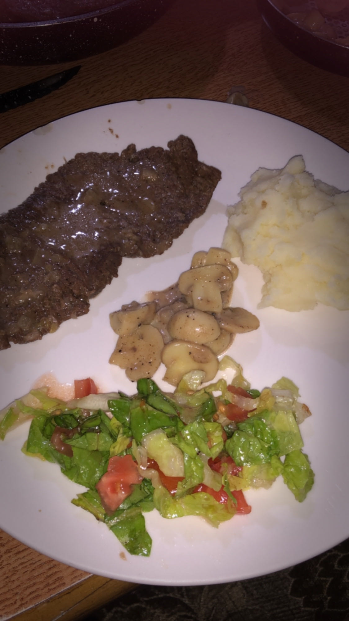 Steak, mash, salad plate