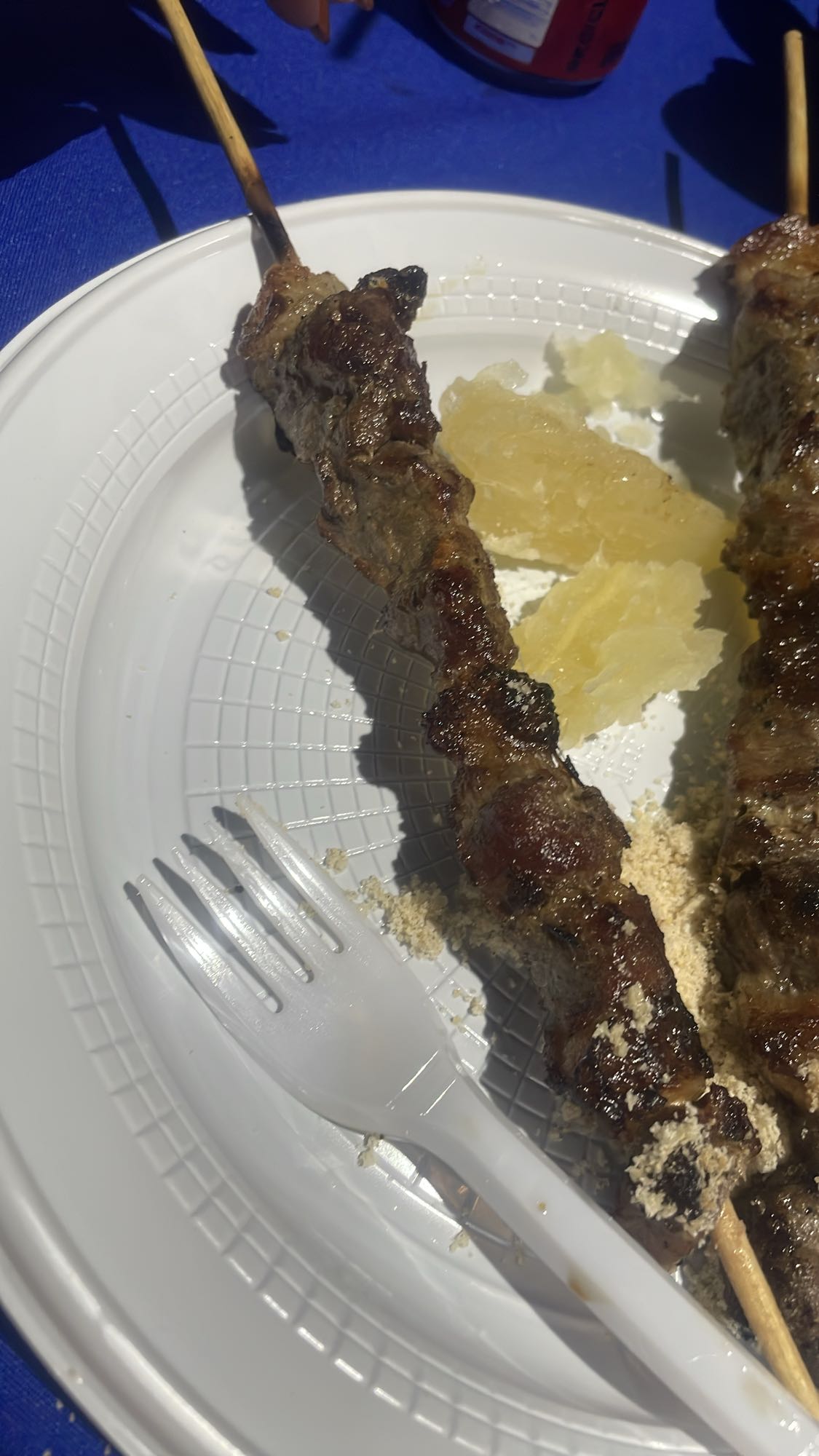 Espetinho com mandioca