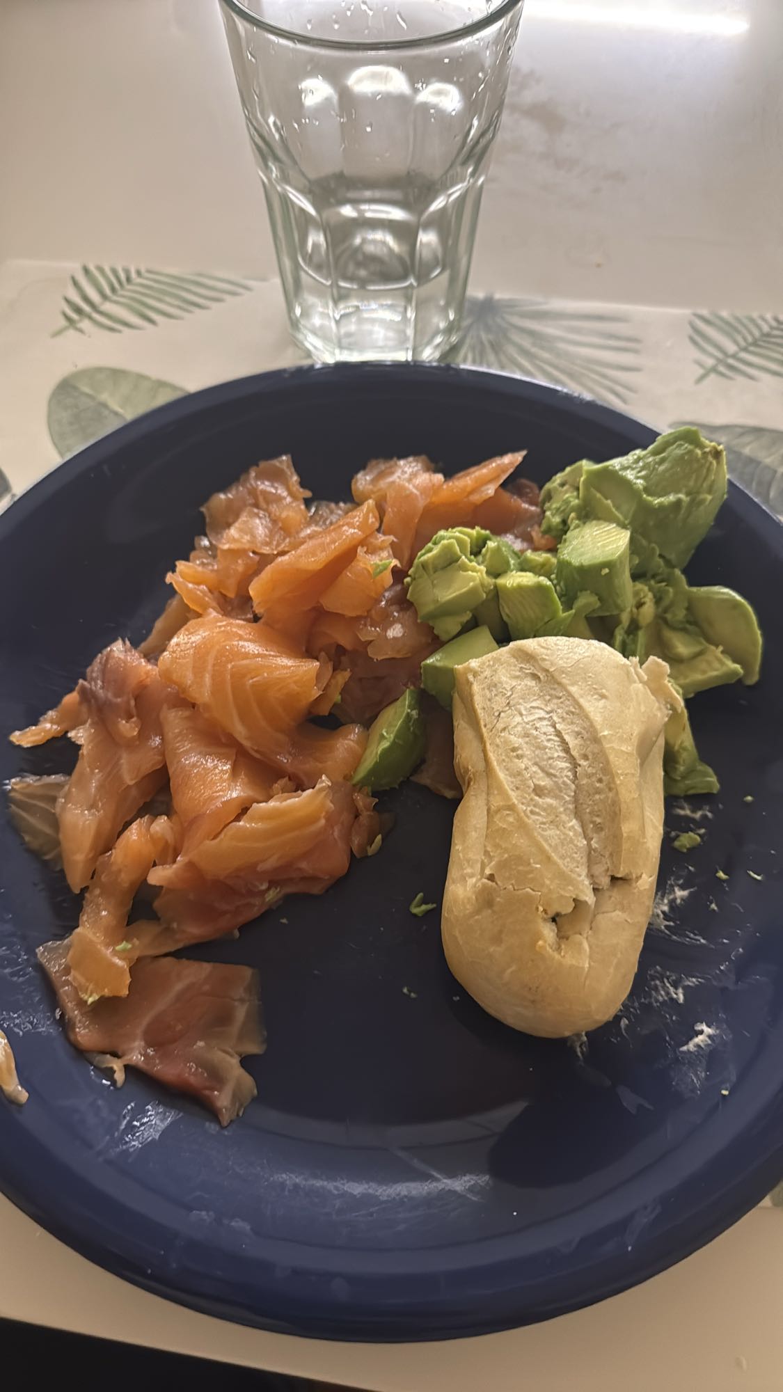 Salmón, aguacate y pan