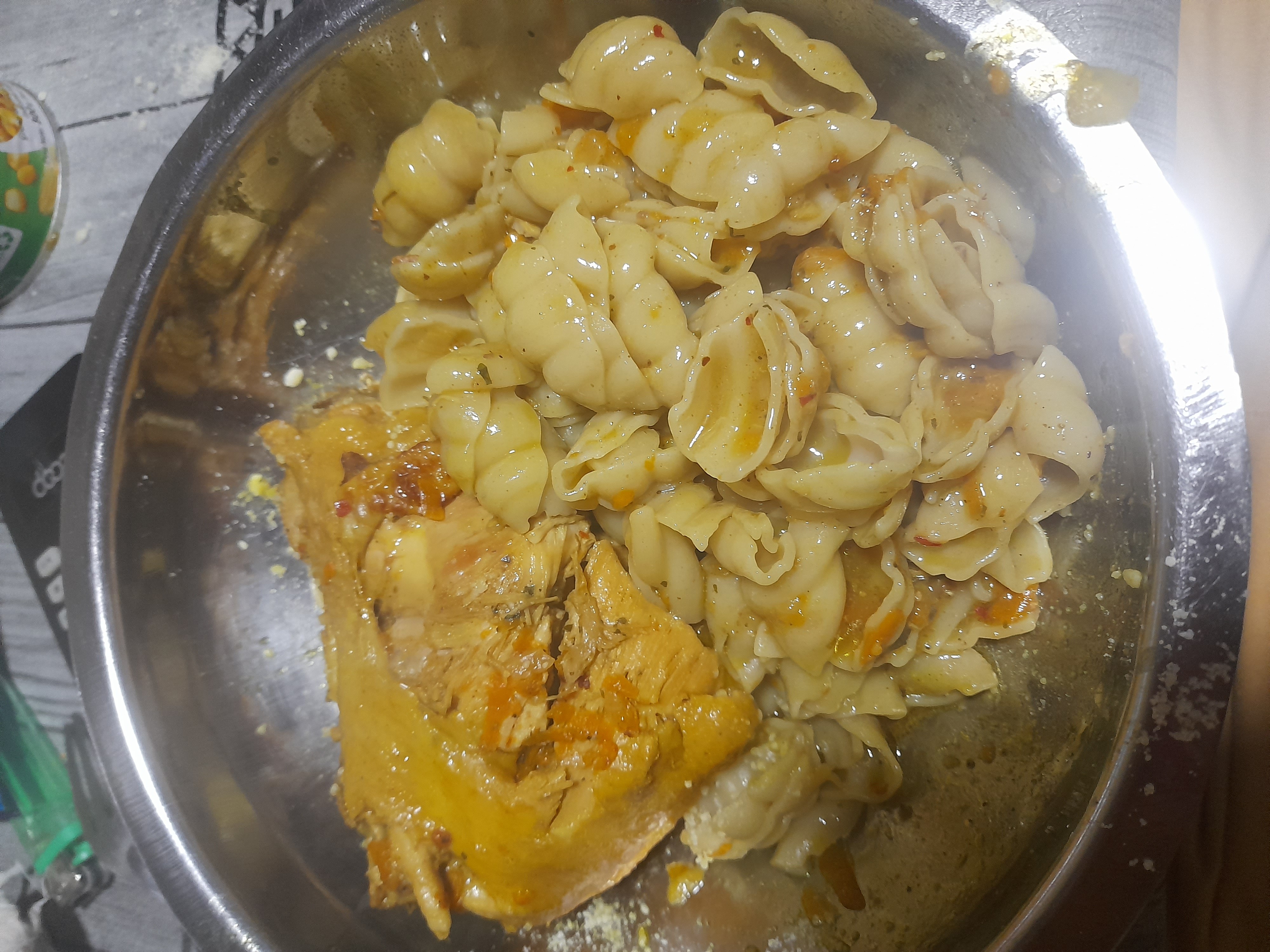 Pasta con pollo guisado