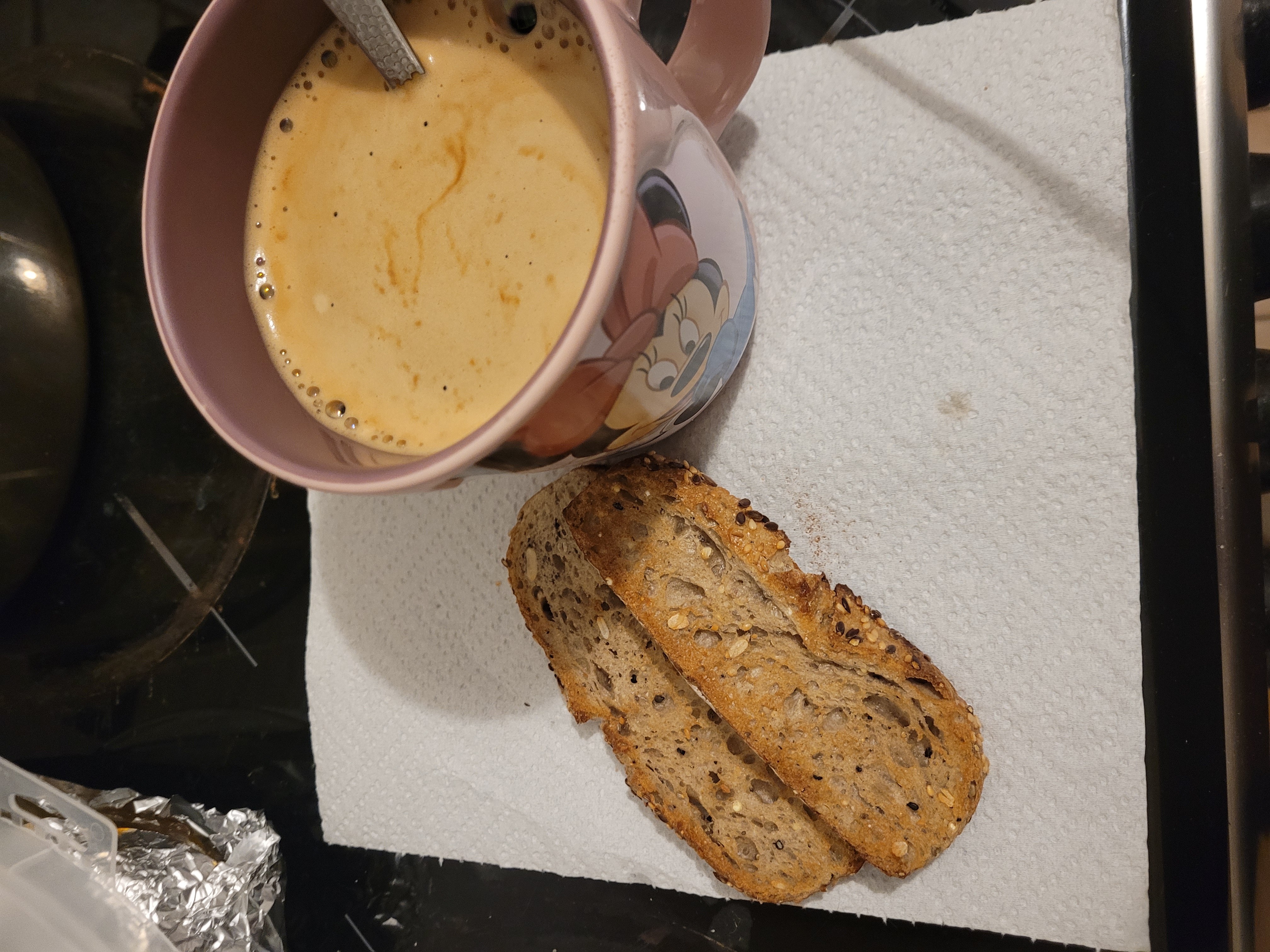 Café et pain aux céréales