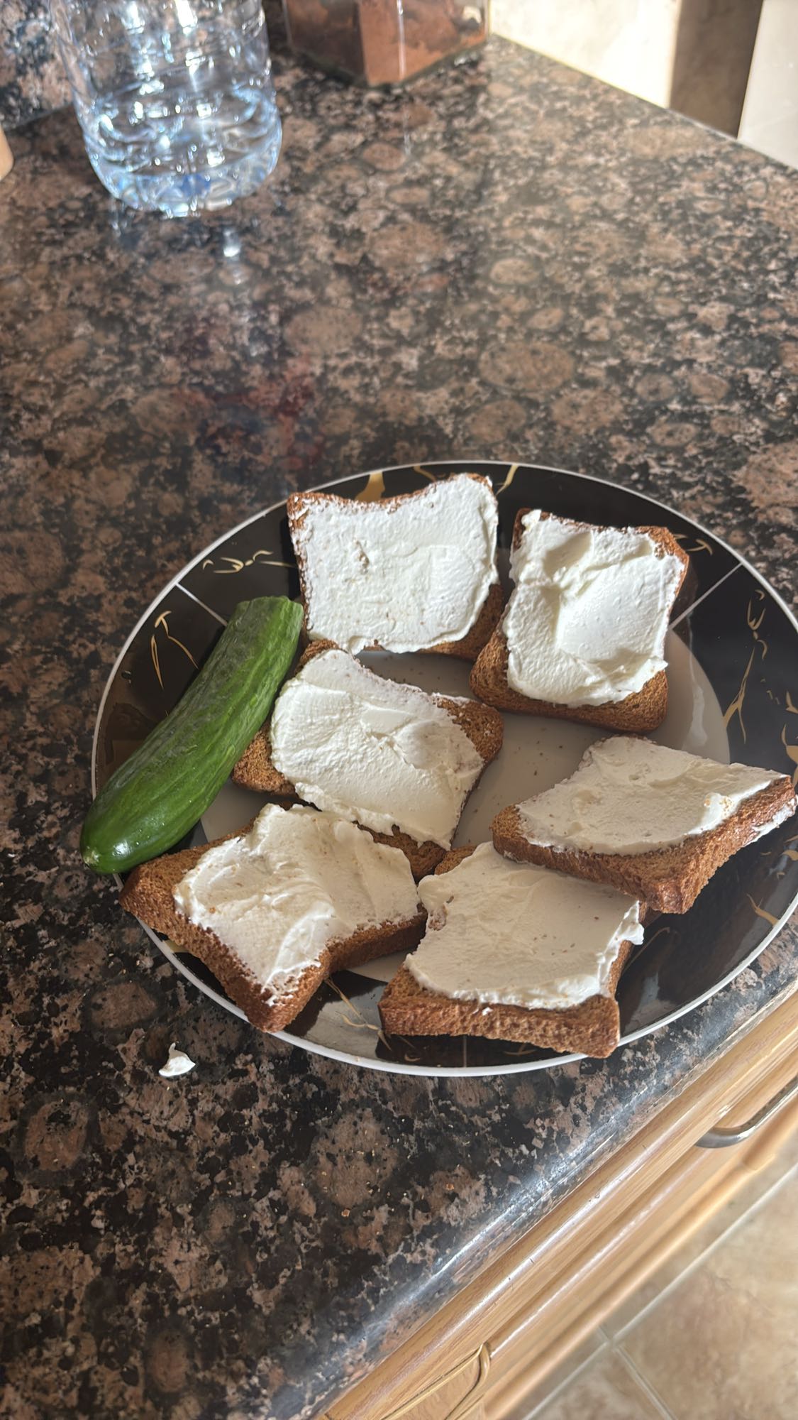 Crispbread with cheese & cucumber