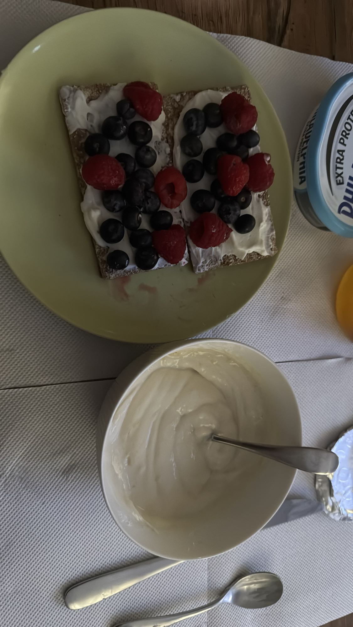 Γιαούρτι με φρούτα και κράκερ