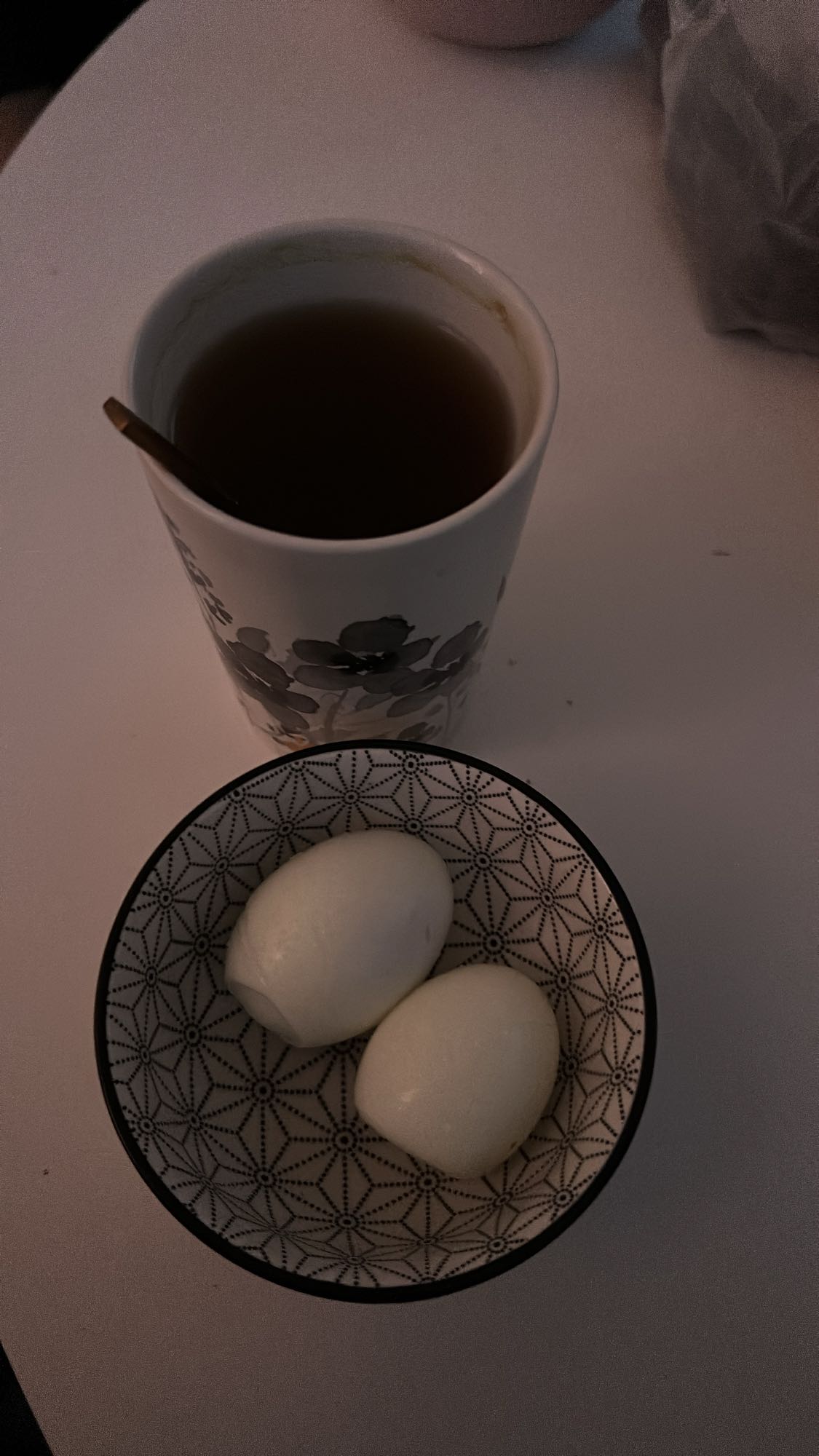 Ouă fierte și ceai