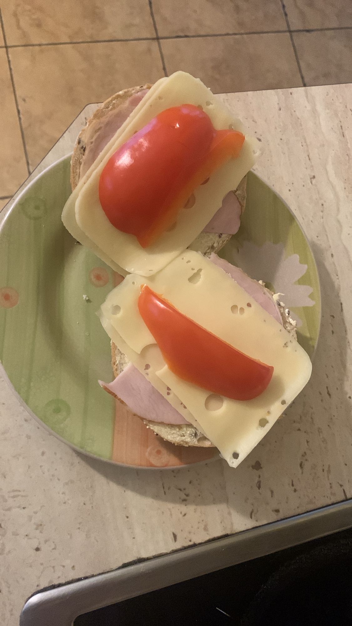 Kanapka z serem, szynką i papryką