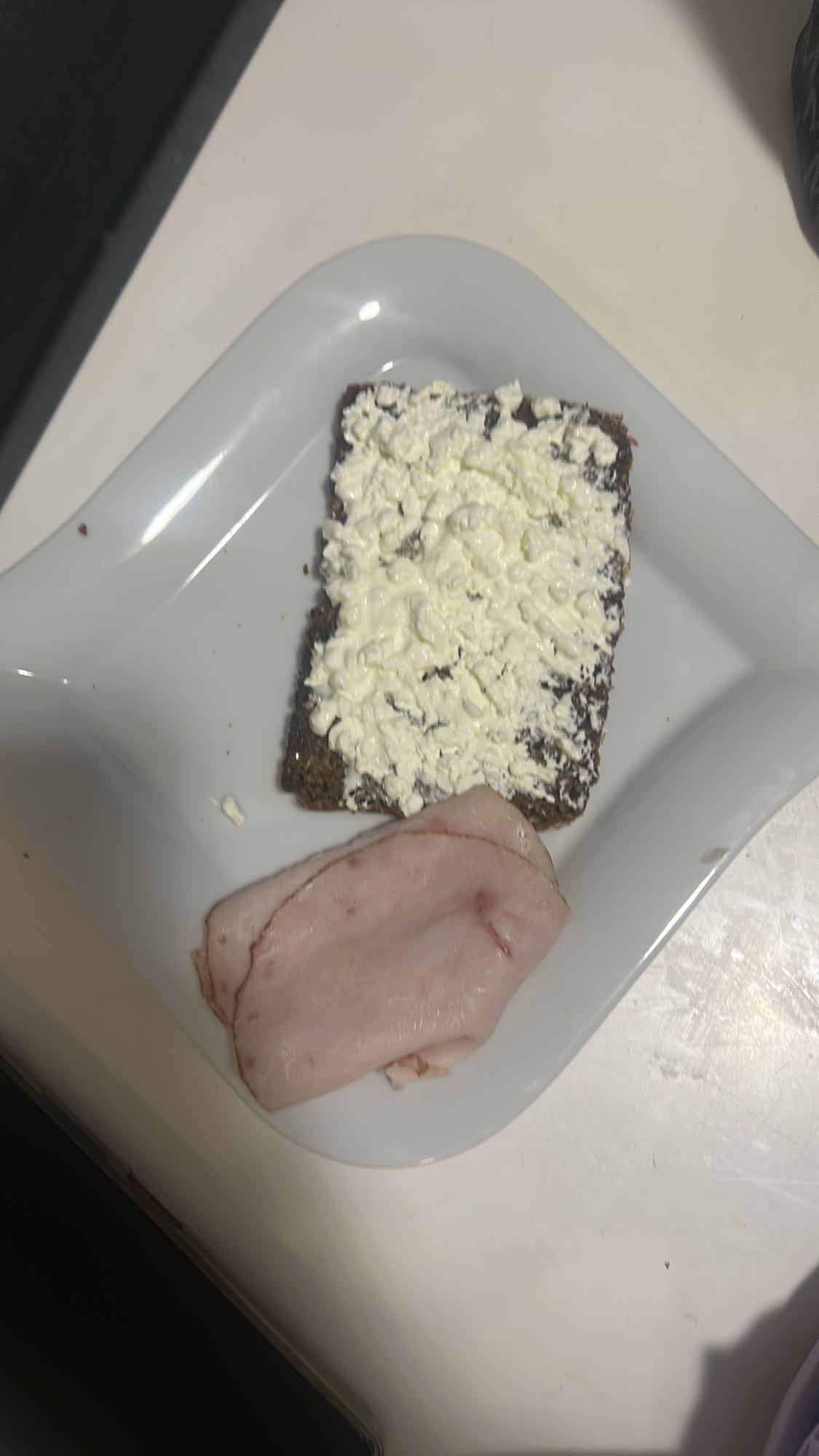Roggenbrot mit Hüttenkäse