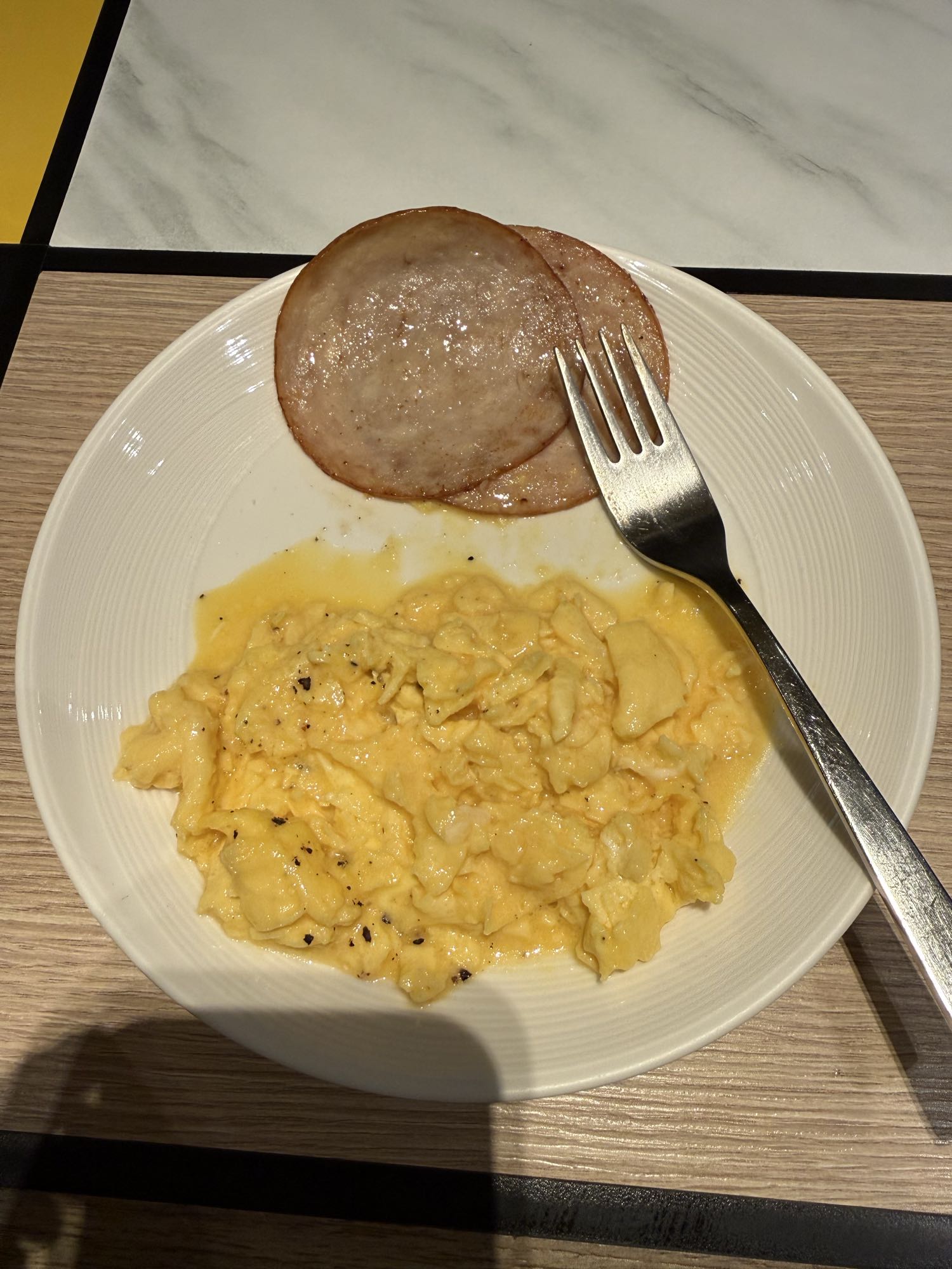 Scrambled eggs with ham