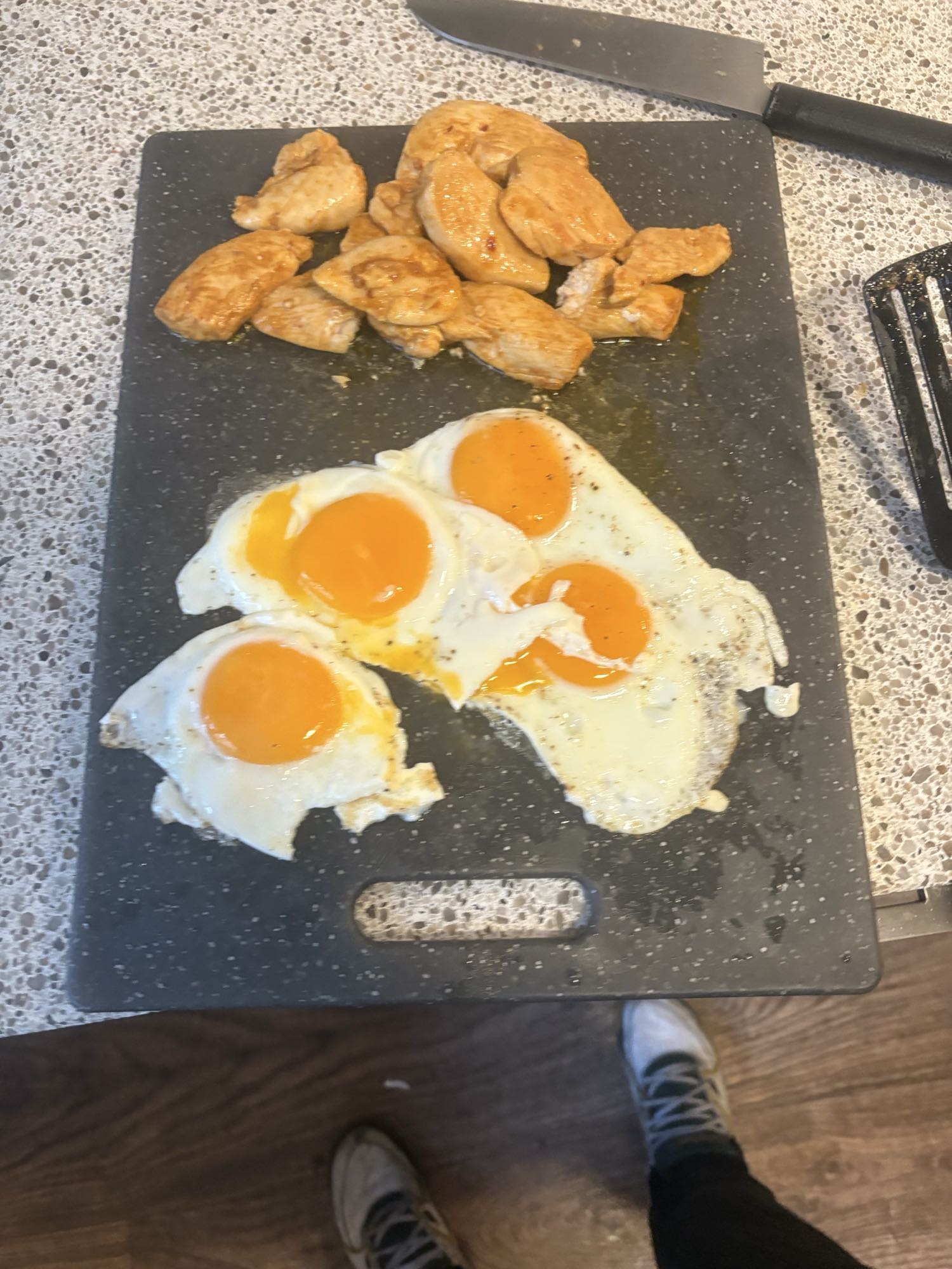 Gebakken eieren met kip