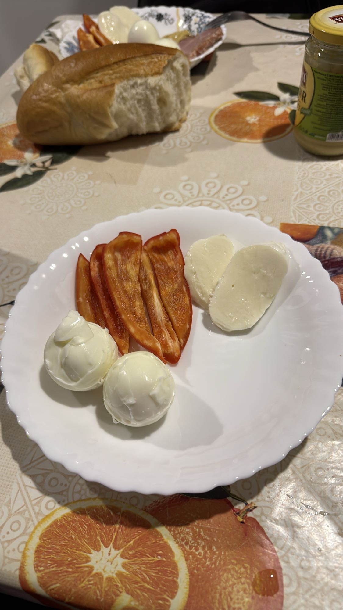 Mic dejun cu ouă și brânză