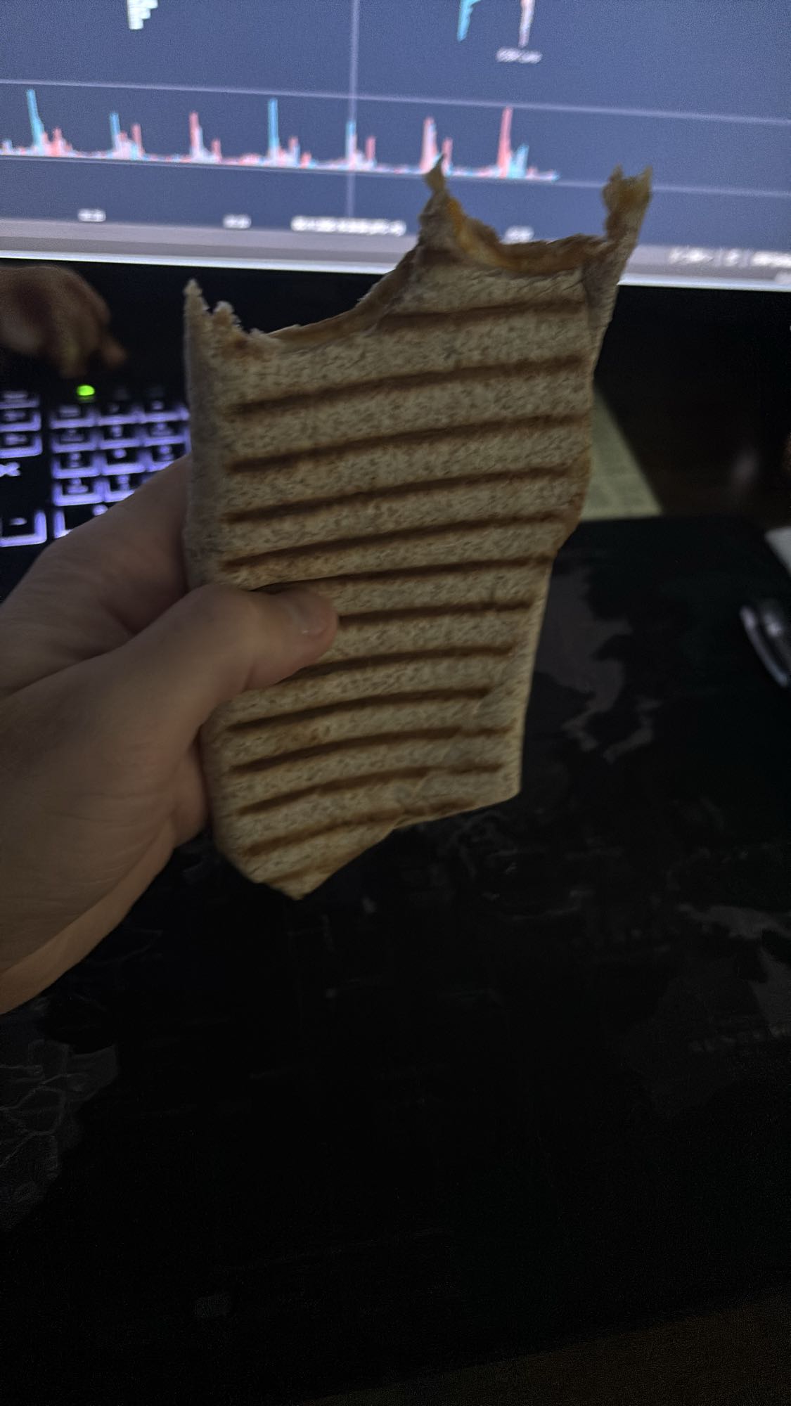 Tost z masłem orzechowym i serem żółtym