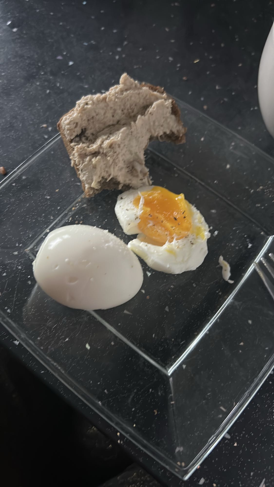 Jajka z chlebem i pasztetem