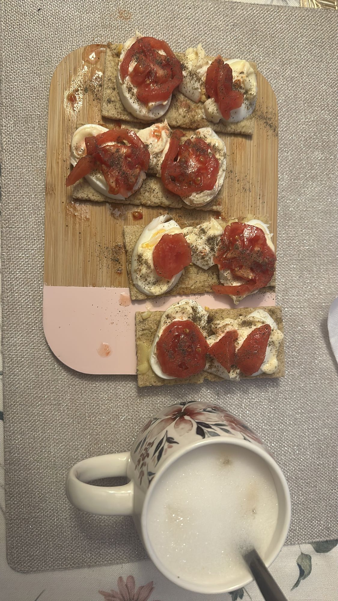 Kanapki z jajkiem i kawą