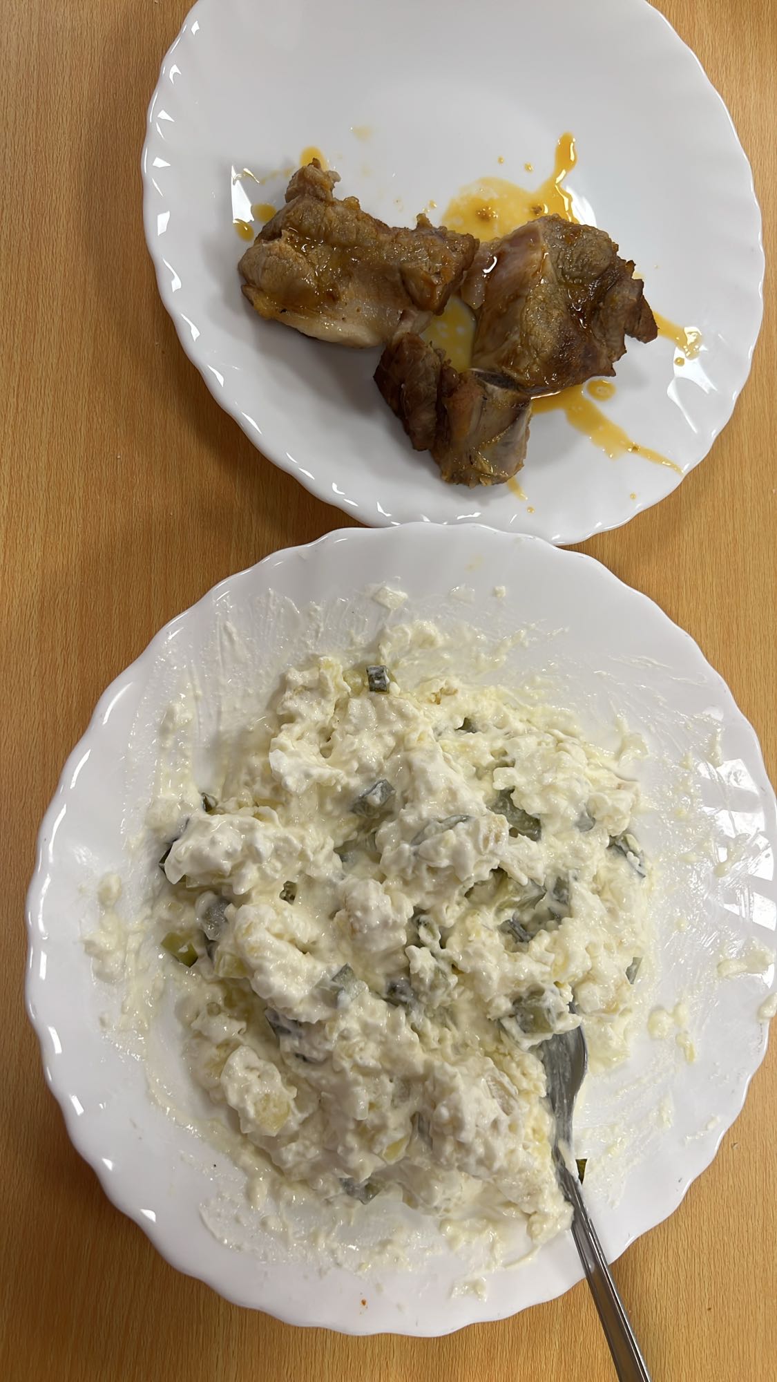 Coaste de porc cu salată de brânză