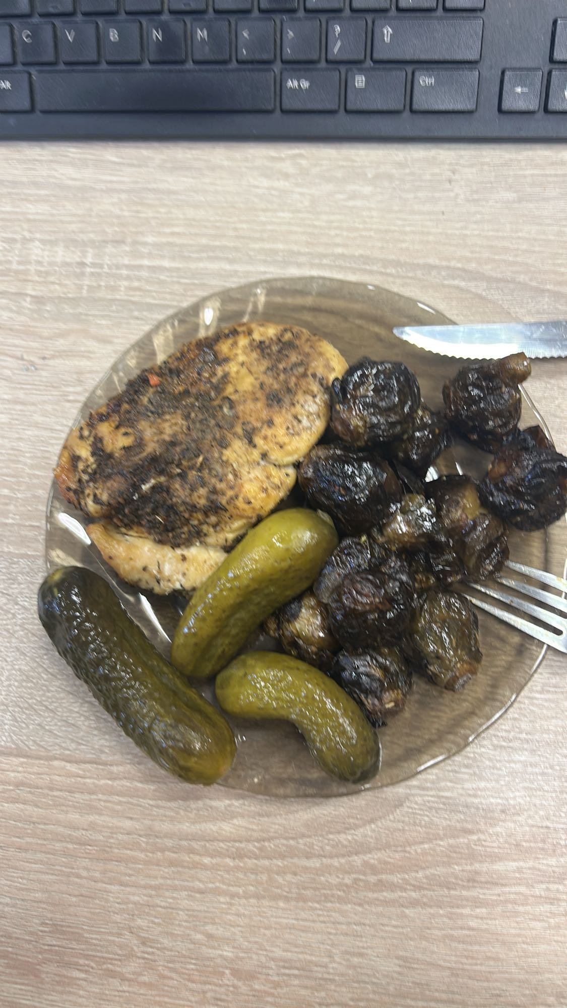 Piept de pui cu ciuperci și castraveți murați