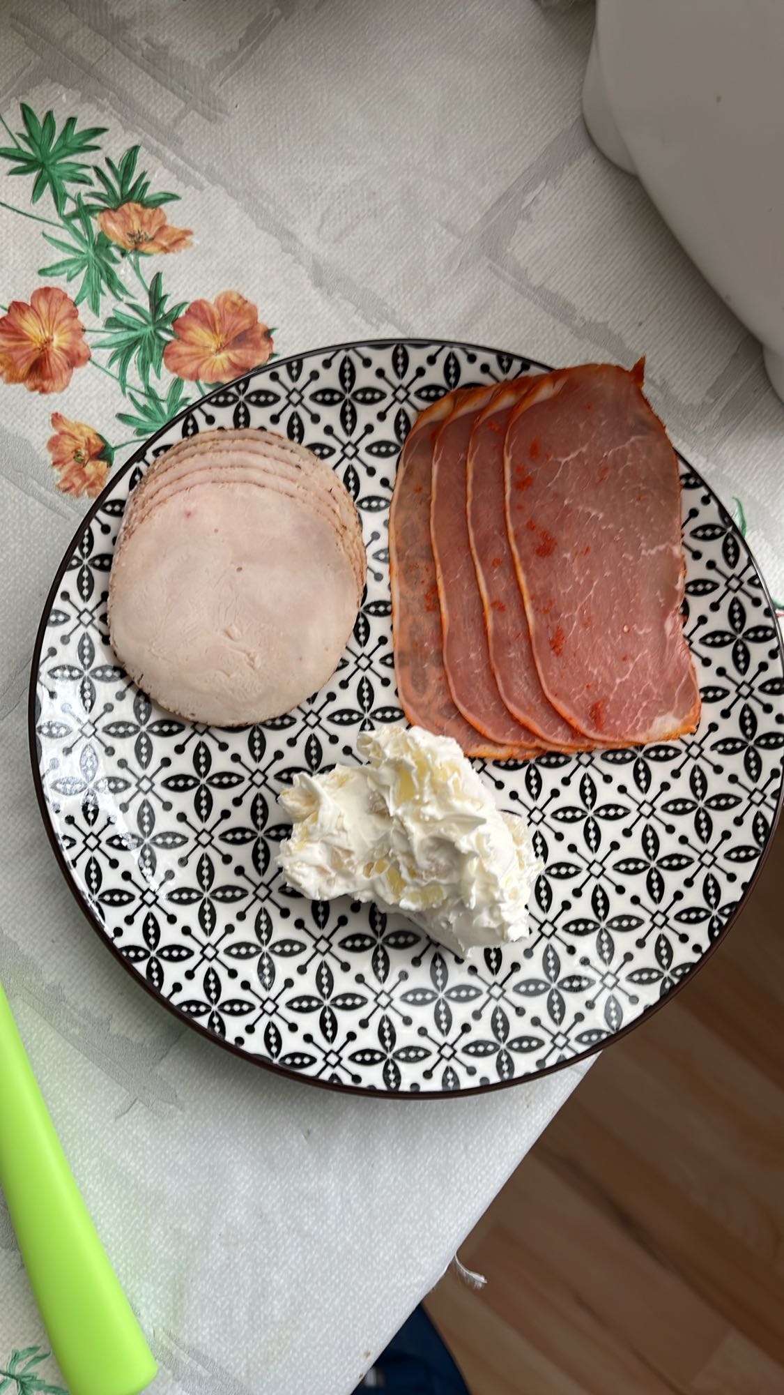 Месо и крема сирене